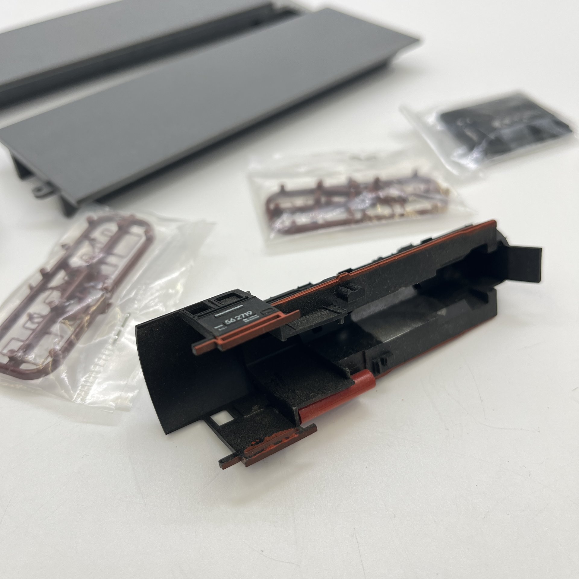 Набор из 2 платформ, корпуса паровоза и деталей для железной дороги, пластик, Piko, Германия, 1980-2000 гг.