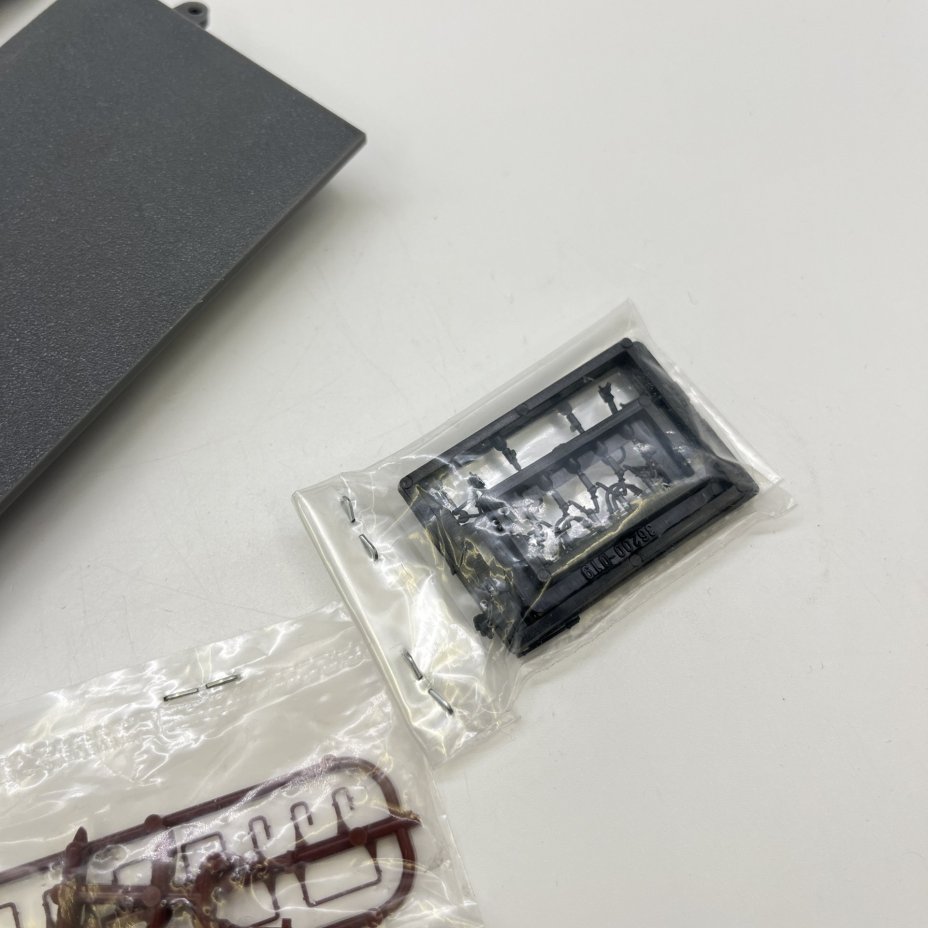 Набор из 2 платформ, корпуса паровоза и деталей для железной дороги, пластик, Piko, Германия, 1980-2000 гг.