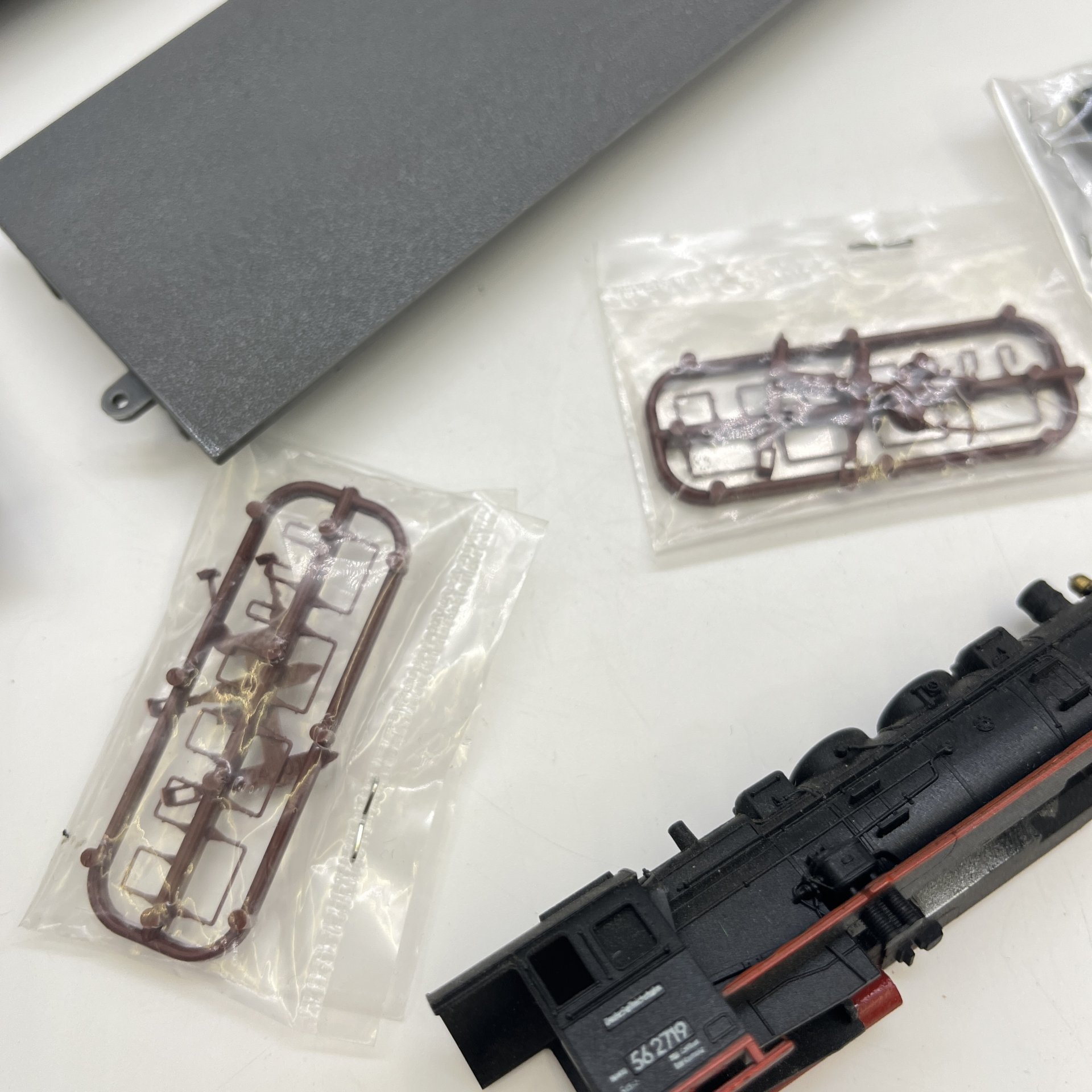 Набор из 2 платформ, корпуса паровоза и деталей для железной дороги, пластик, Piko, Германия, 1980-2000 гг.