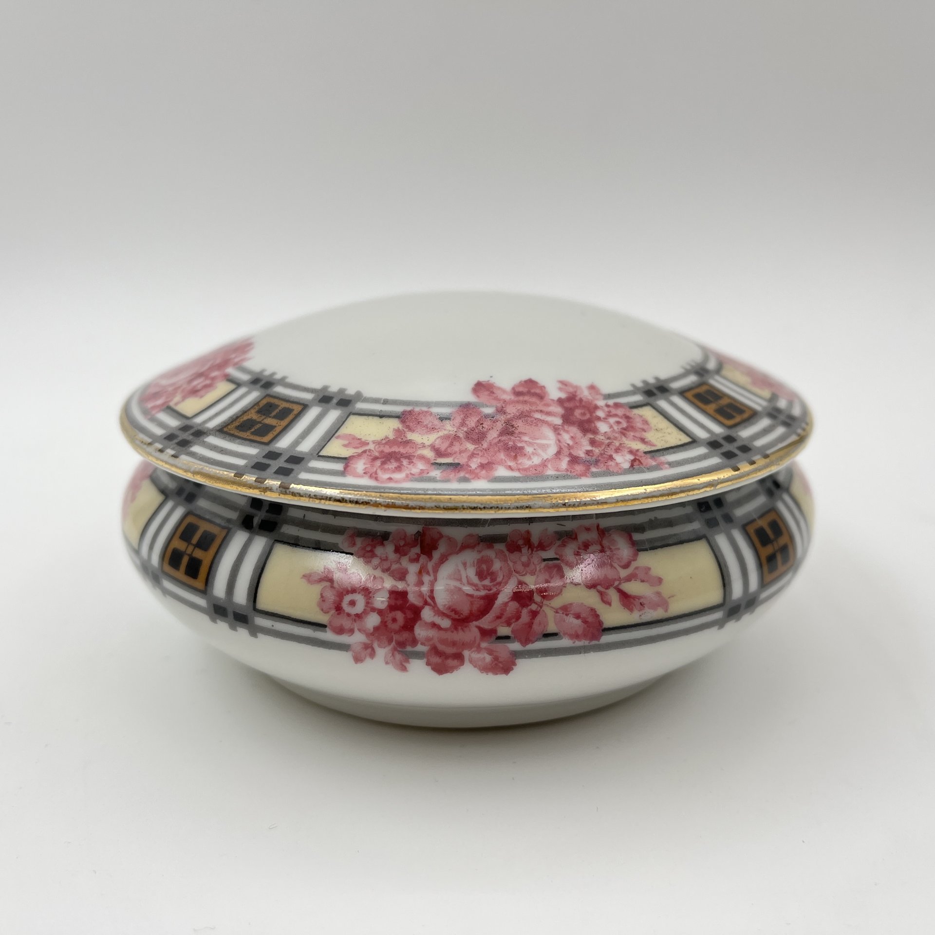 Шкатулка круглой формы в стиле Art Deco, украшенная изображением роз, Jean Boyer, фарфор, деколь, золочение, Limoges, Франция, 1920-1940 гг.