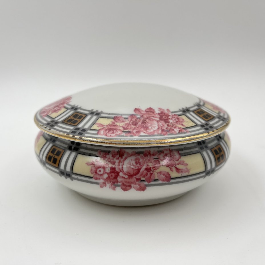 Шкатулка круглой формы в стиле Art Deco, украшенная изображением роз, Jean Boyer, фарфор, деколь, золочение, Limoges, Франция, 1920-1940 гг.