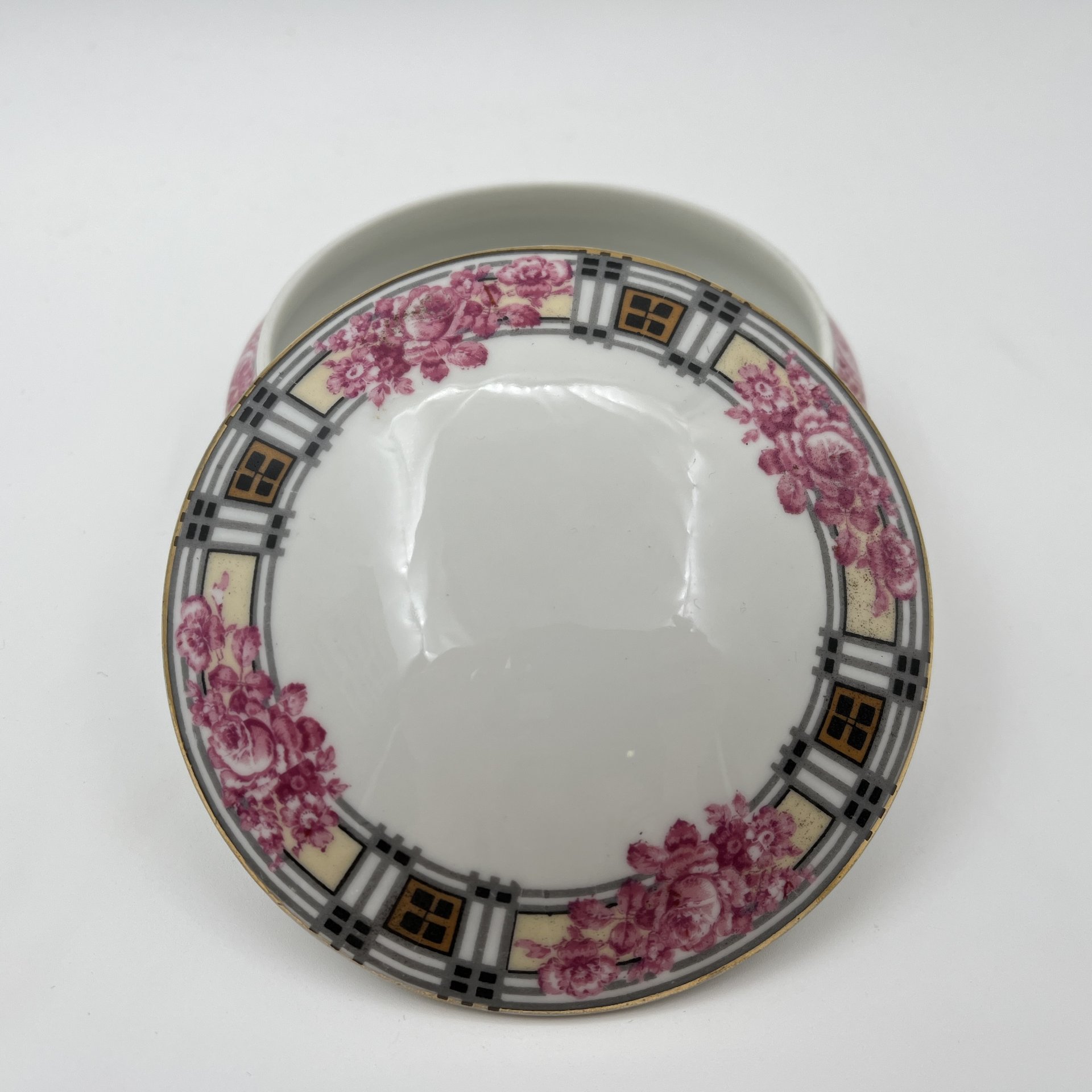 Шкатулка круглой формы в стиле Art Deco, украшенная изображением роз, Jean Boyer, фарфор, деколь, золочение, Limoges, Франция, 1920-1940 гг.