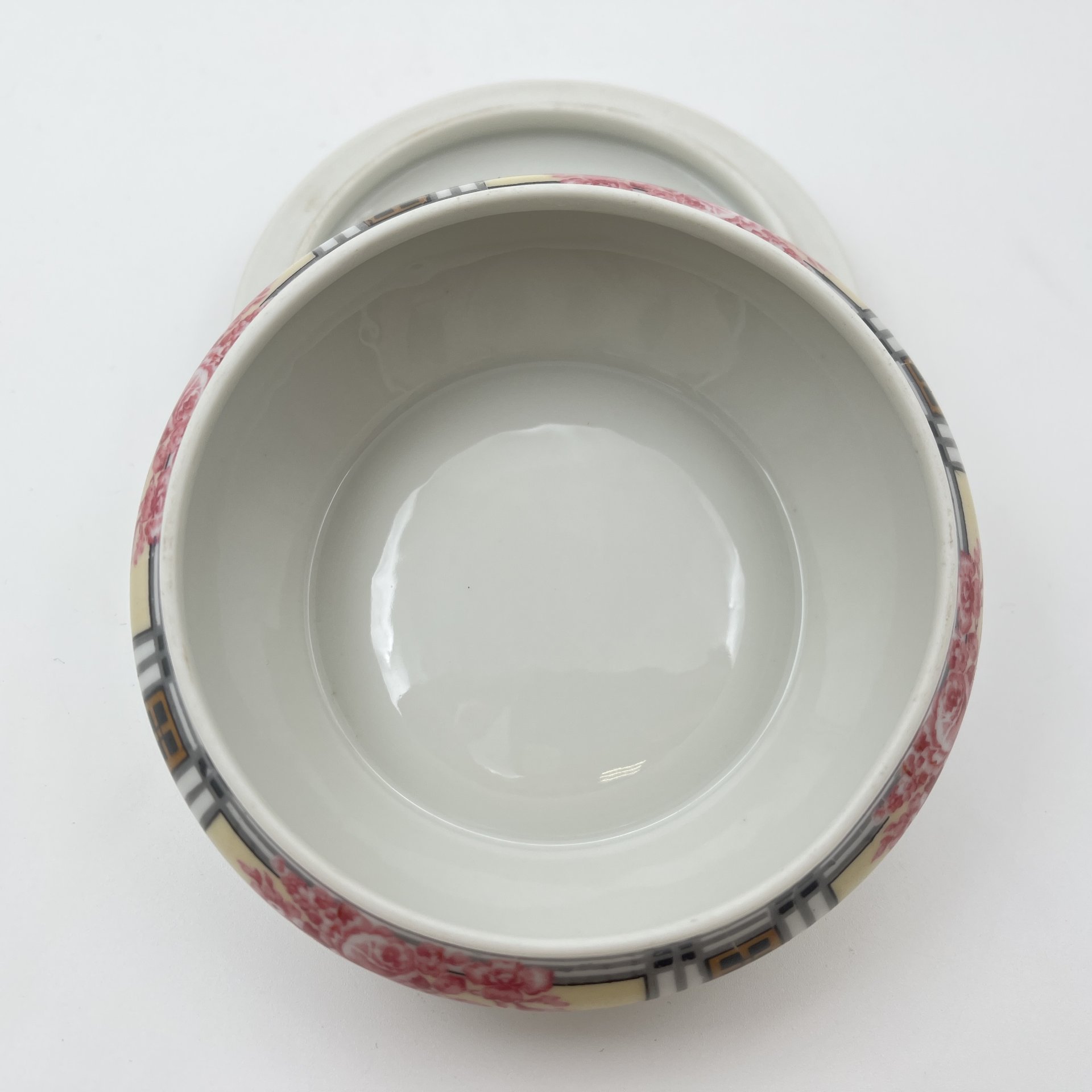 Шкатулка круглой формы в стиле Art Deco, украшенная изображением роз, Jean Boyer, фарфор, деколь, золочение, Limoges, Франция, 1920-1940 гг.