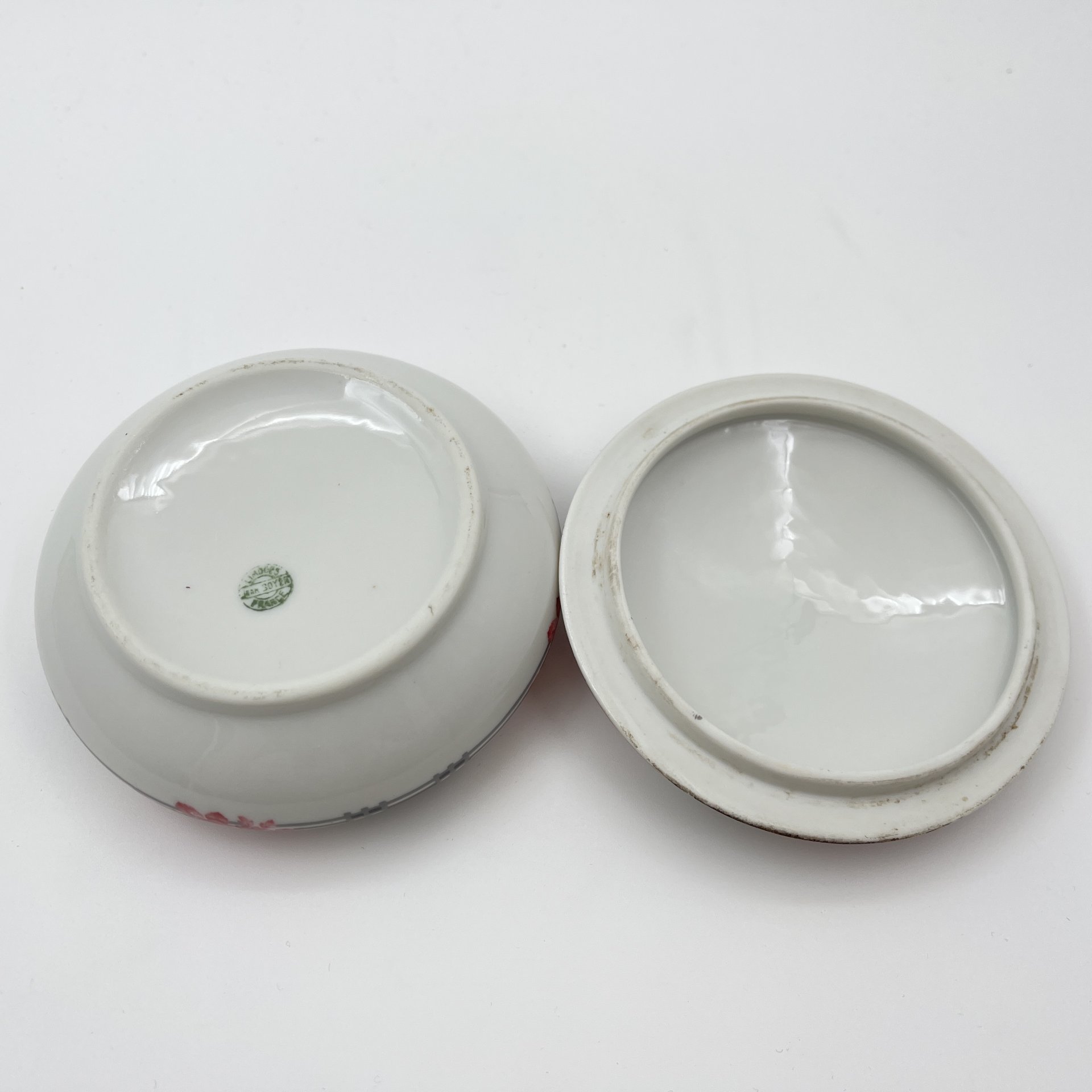 Шкатулка круглой формы в стиле Art Deco, украшенная изображением роз, Jean Boyer, фарфор, деколь, золочение, Limoges, Франция, 1920-1940 гг.