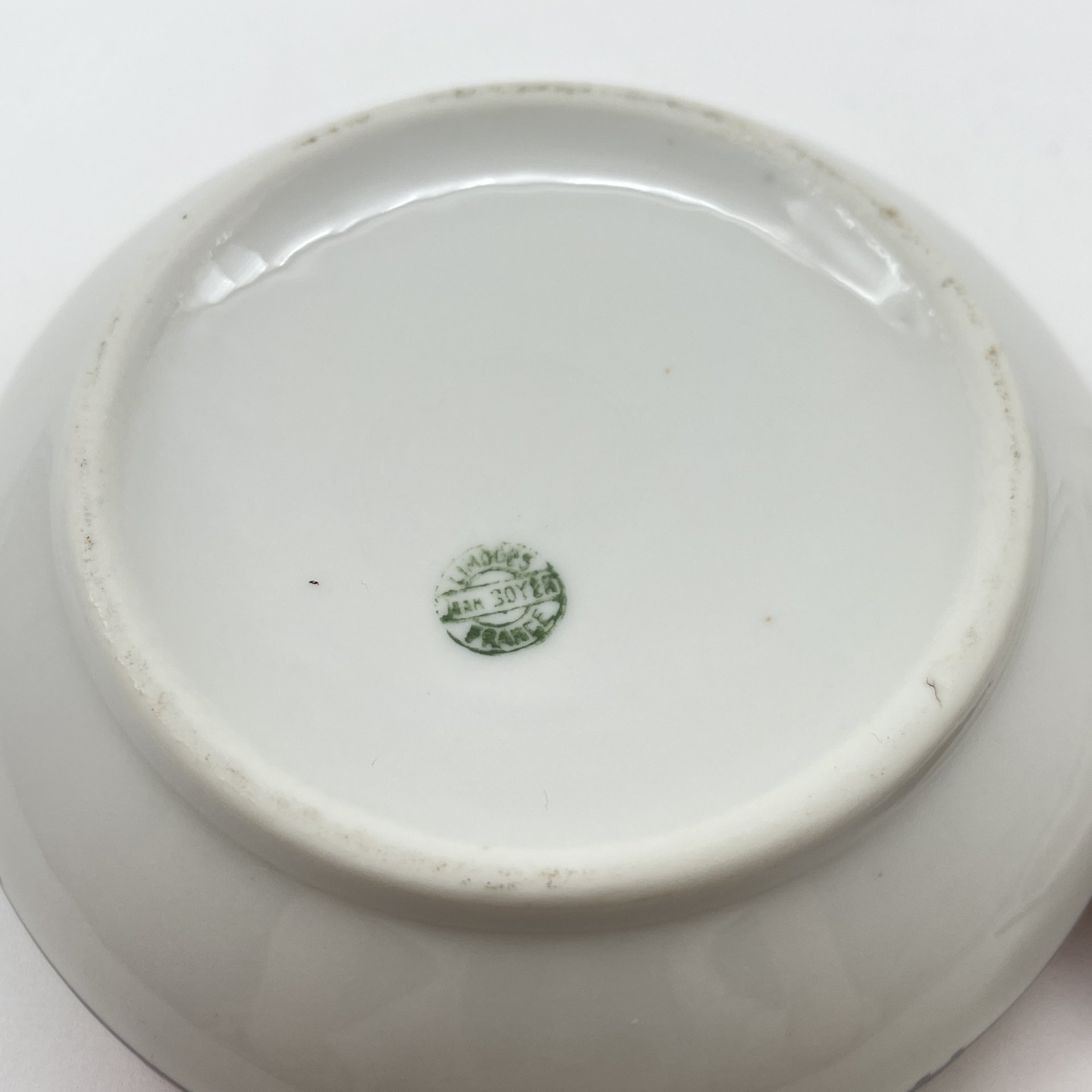 Шкатулка круглой формы в стиле Art Deco, украшенная изображением роз, Jean Boyer, фарфор, деколь, золочение, Limoges, Франция, 1920-1940 гг.