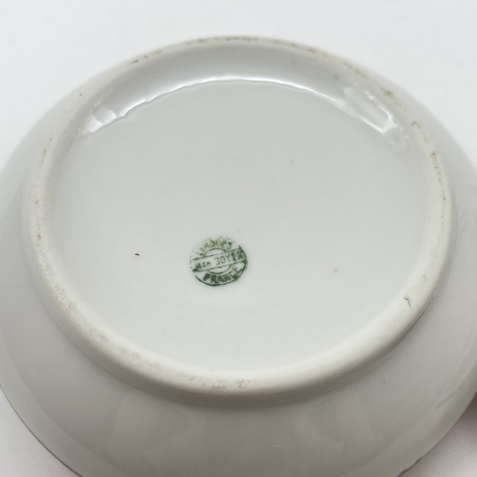 Шкатулка круглой формы в стиле Art Deco, украшенная изображением роз, Jean Boyer, фарфор, деколь, золочение, Limoges, Франция, 1920-1940 гг.