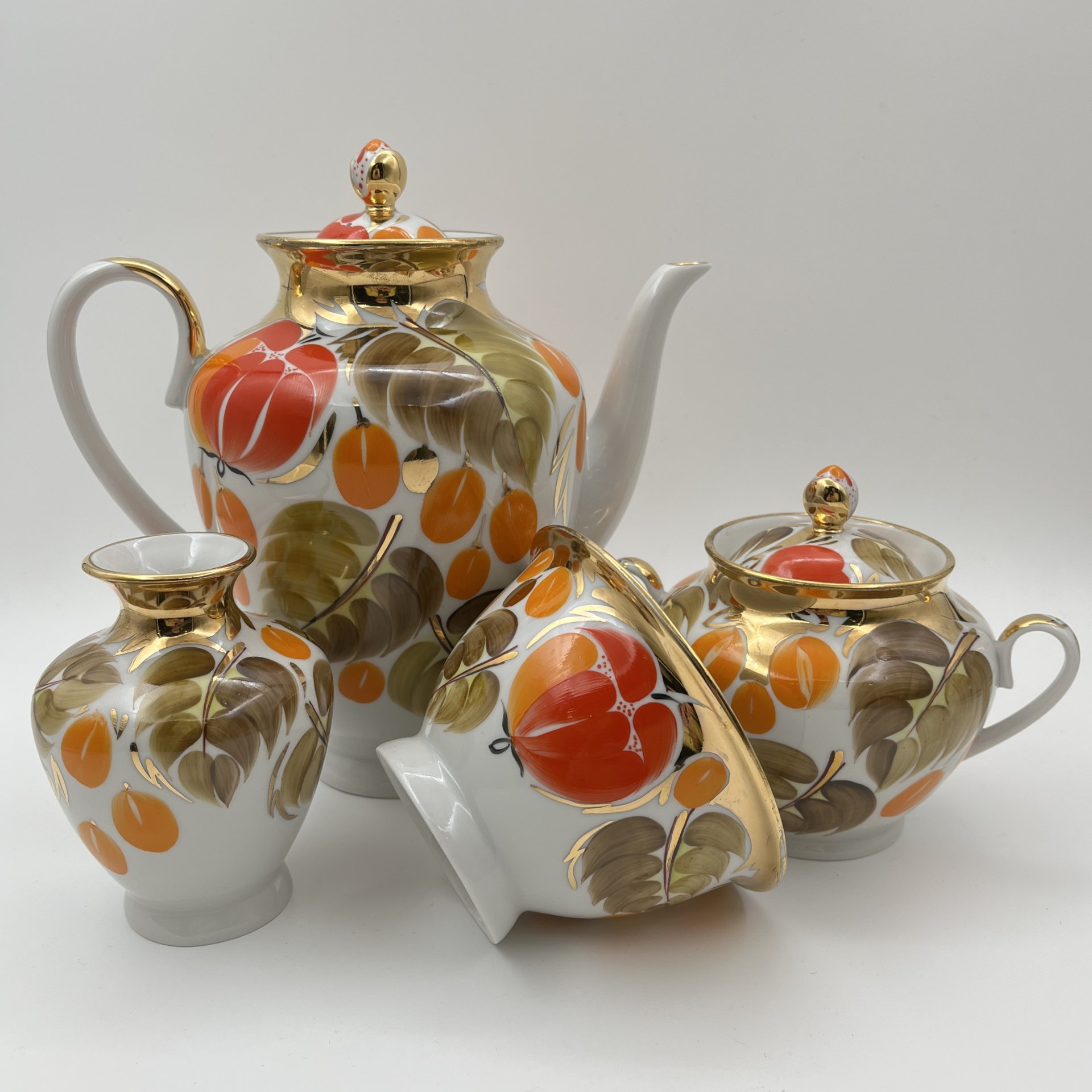 Набор кофейный "Щедрая осень" (4 предмета), автор росписи Н.Б. Гусева, автор формы С.Е. Яковлева, фарфор, роспись, золочение, Ленинградский фарфоровый завод (ЛФЗ), СССР, 1960-1970 гг.
