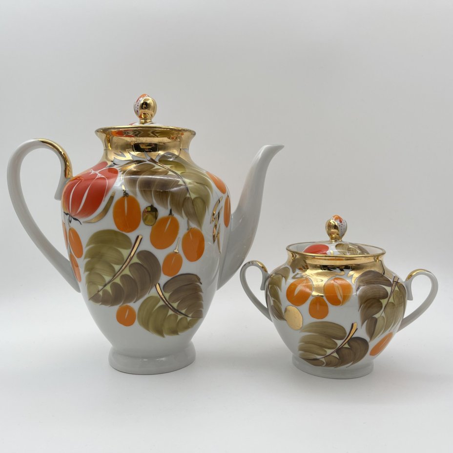 Набор кофейный "Щедрая осень" (4 предмета), автор росписи Н.Б. Гусева, автор формы С.Е. Яковлева, фарфор, роспись, золочение, Ленинградский фарфоровый завод (ЛФЗ), СССР, 1960-1970 гг.