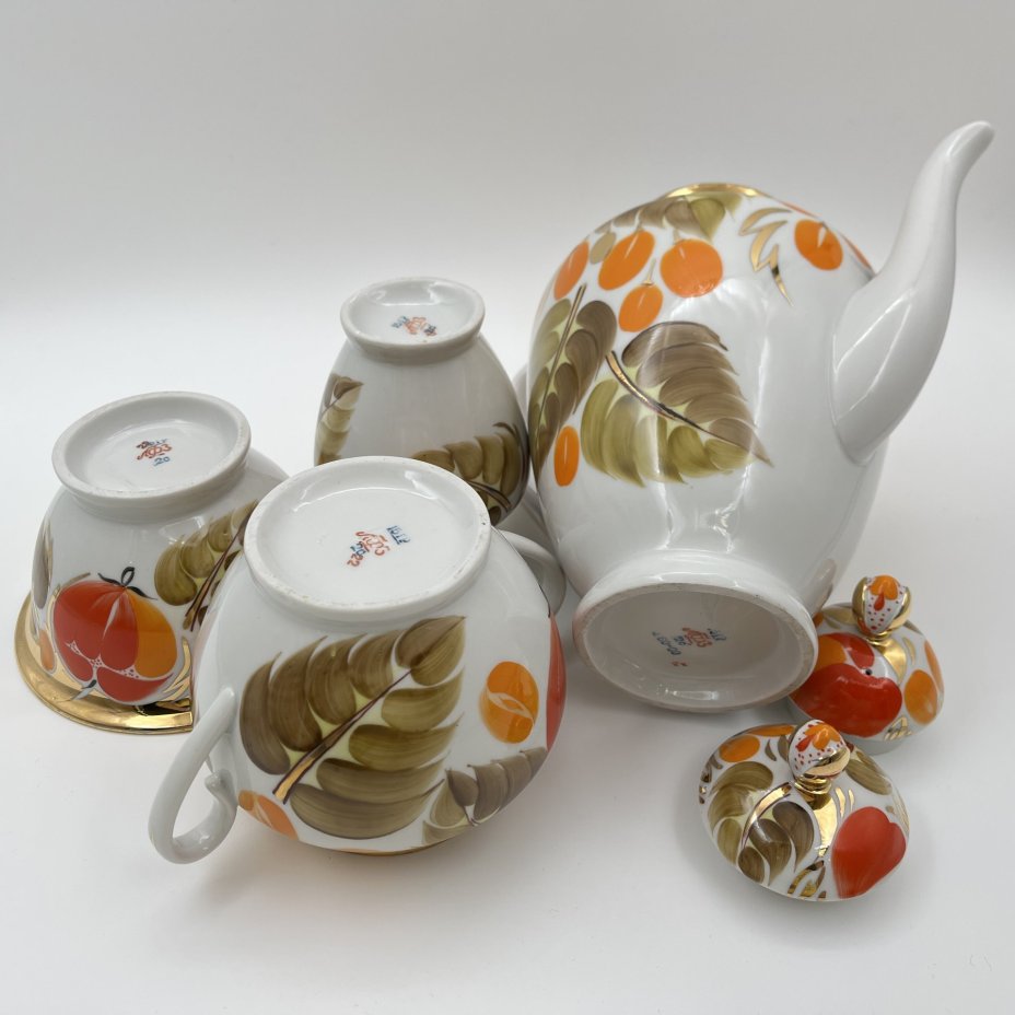 Набор кофейный "Щедрая осень" (4 предмета), автор росписи Н.Б. Гусева, автор формы С.Е. Яковлева, фарфор, роспись, золочение, Ленинградский фарфоровый завод (ЛФЗ), СССР, 1960-1970 гг.