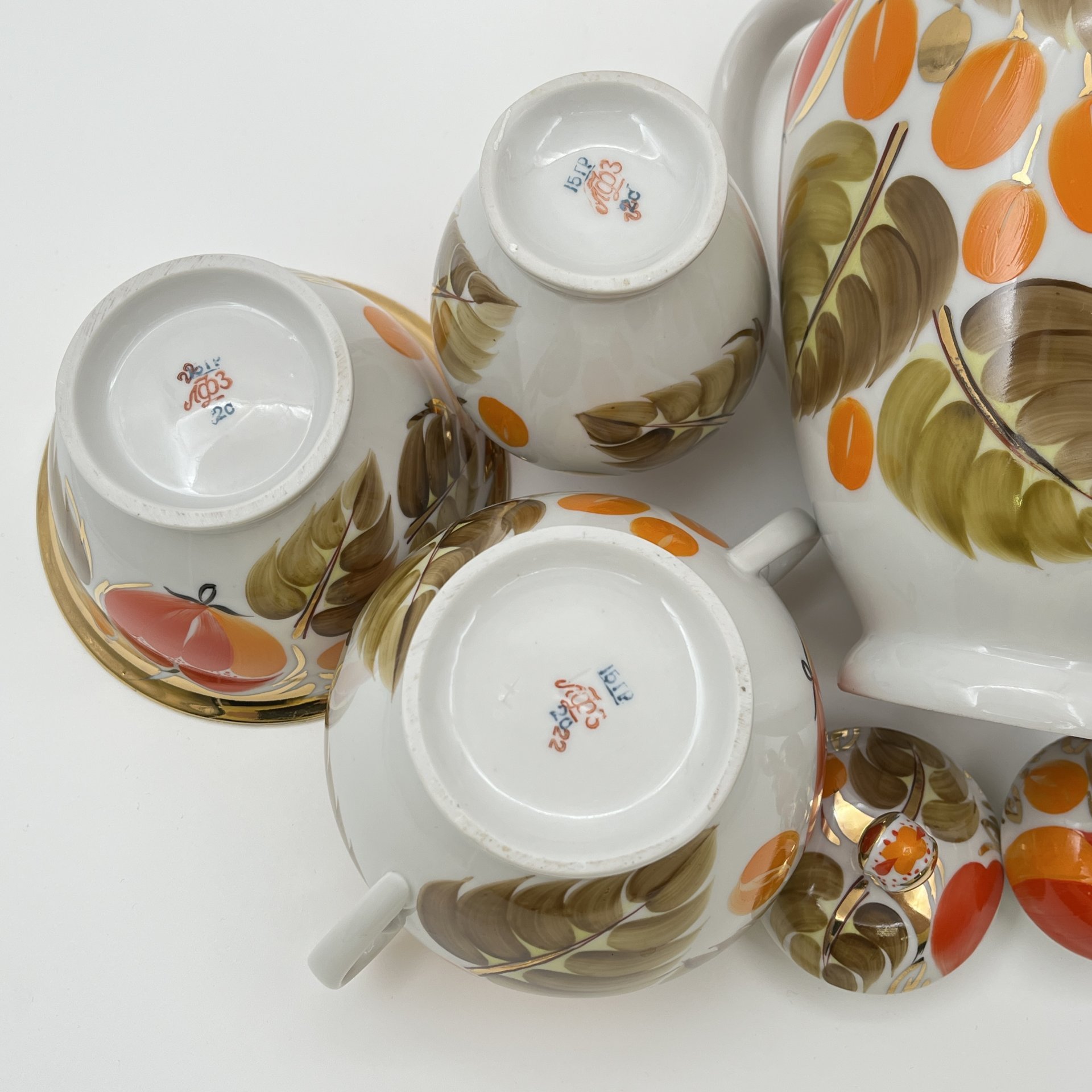 Набор кофейный "Щедрая осень" (4 предмета), автор росписи Н.Б. Гусева, автор формы С.Е. Яковлева, фарфор, роспись, золочение, Ленинградский фарфоровый завод (ЛФЗ), СССР, 1960-1970 гг.