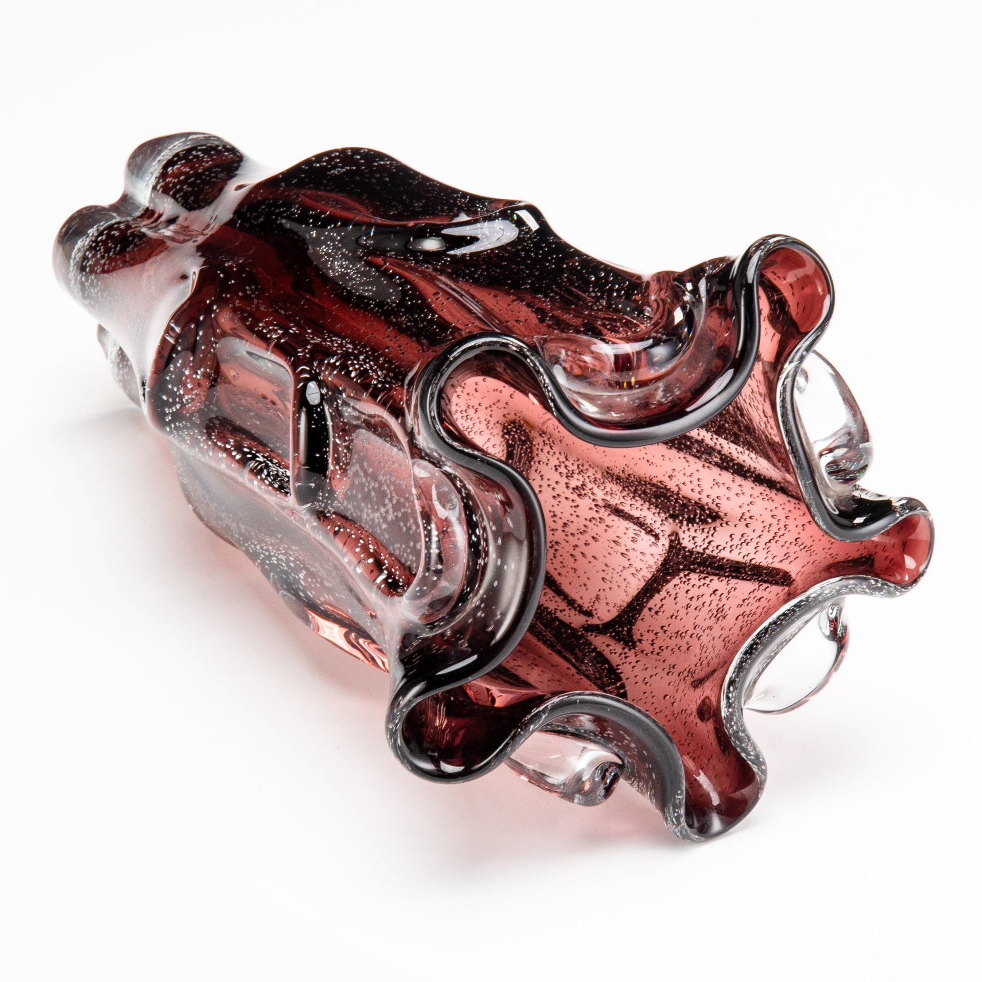 Ваза фиолетового оттенка, предположительно автор Ян Беранек (Jan Beránek), цветное стекло, гутная техника, бульгазе, Скрдловице (Skrdlovice), Чехословакия, 1960-1970 гг.