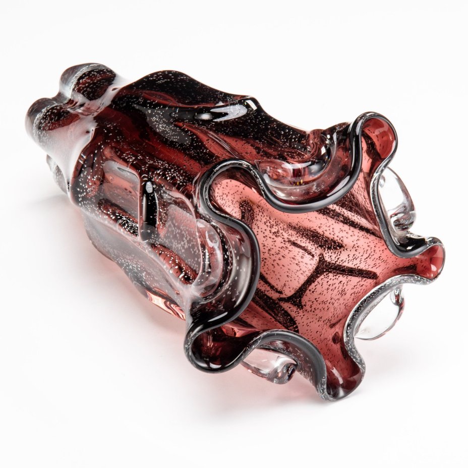 Ваза фиолетового оттенка, предположительно автор Ян Беранек (Jan Beránek), цветное стекло, гутная техника, бульгазе, Скрдловице (Skrdlovice), Чехословакия, 1960-1970 гг.