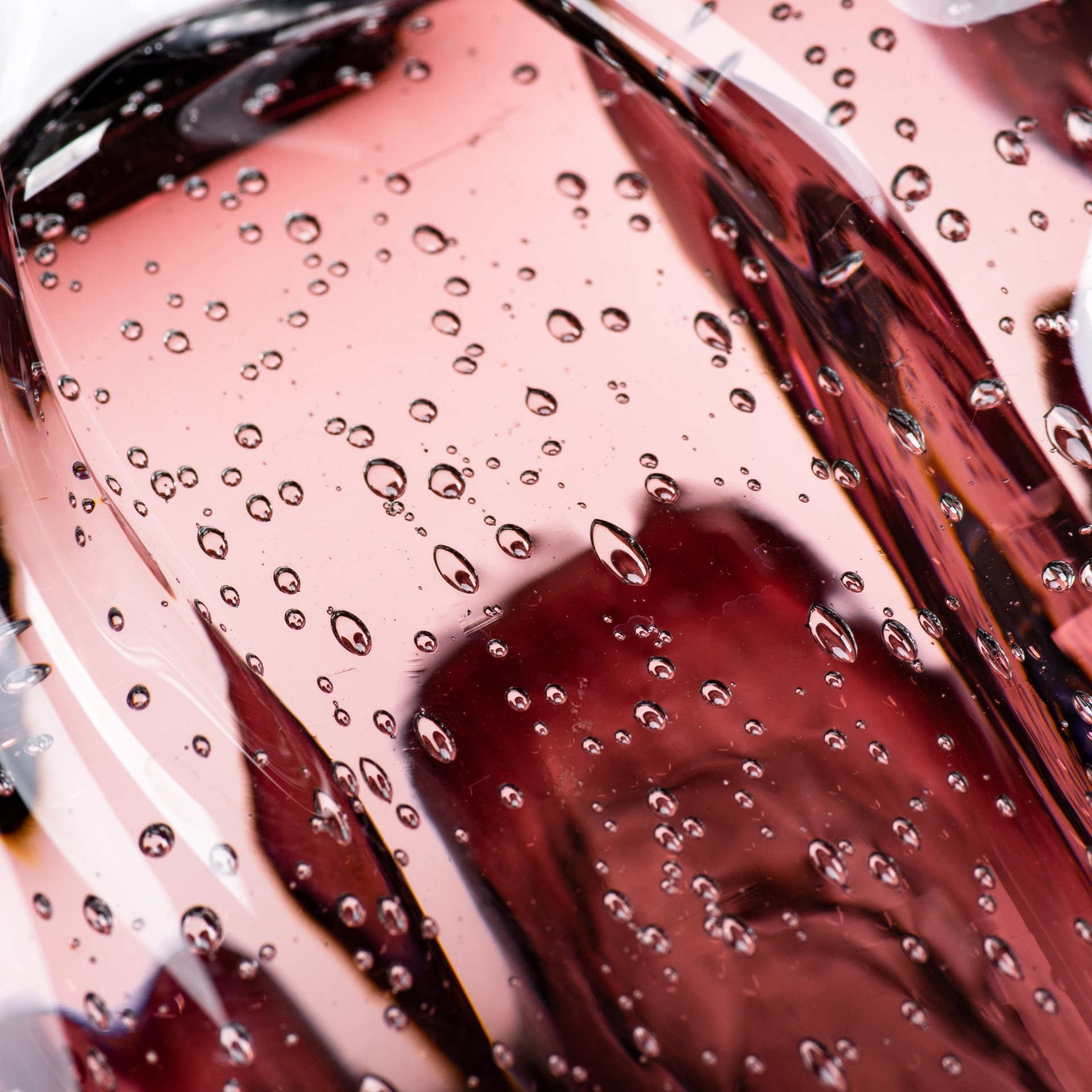 Ваза фиолетового оттенка, предположительно автор Ян Беранек (Jan Beránek), цветное стекло, гутная техника, бульгазе, Скрдловице (Skrdlovice), Чехословакия, 1960-1970 гг.