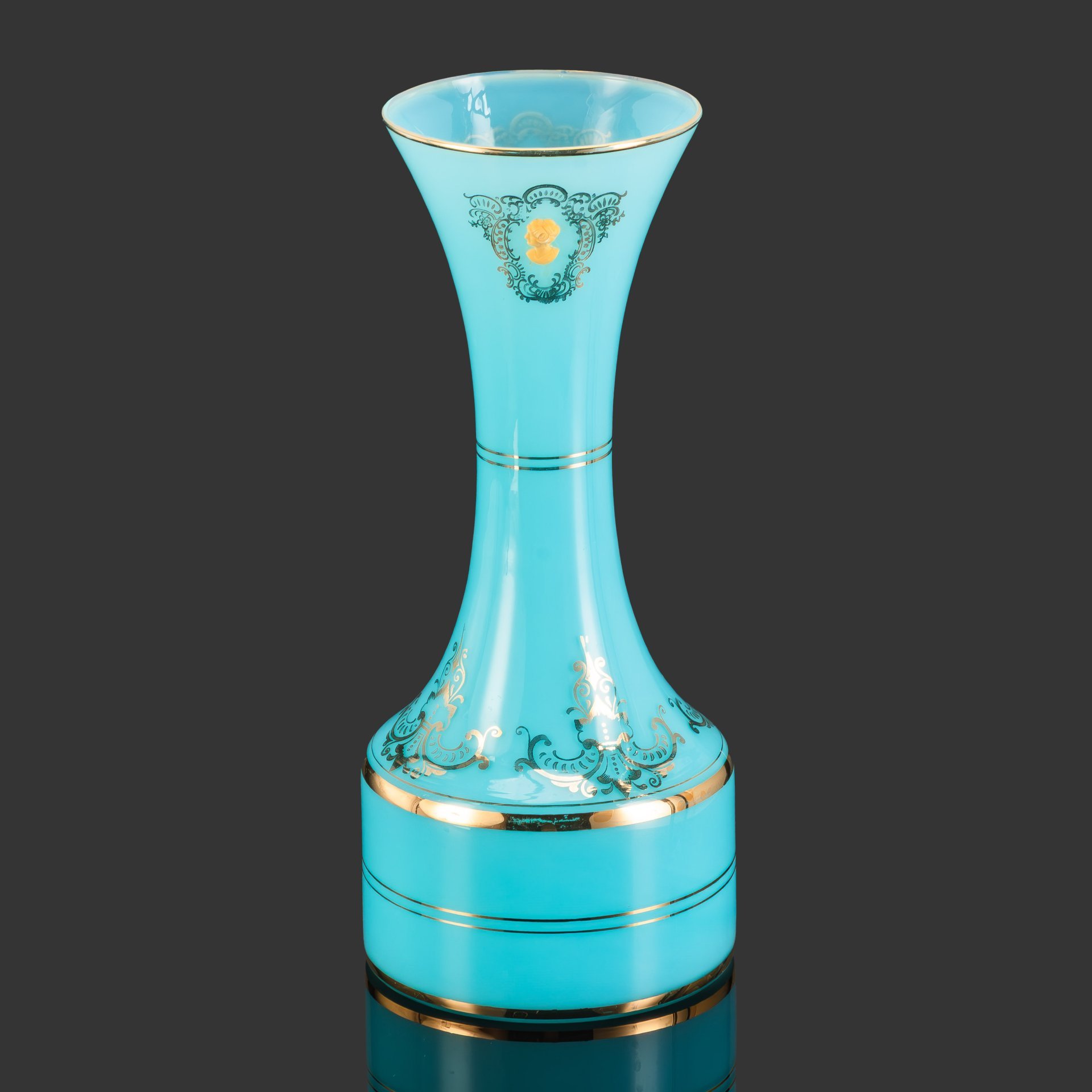 Ваза голубого оттенка с рельефным изображением женского профиля в картушах и золотистым декором