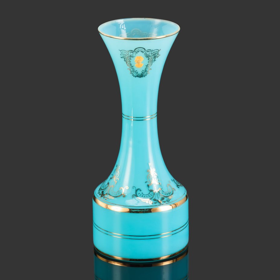 Ваза голубого оттенка с рельефным изображением женского профиля в картушах и золотистым декором