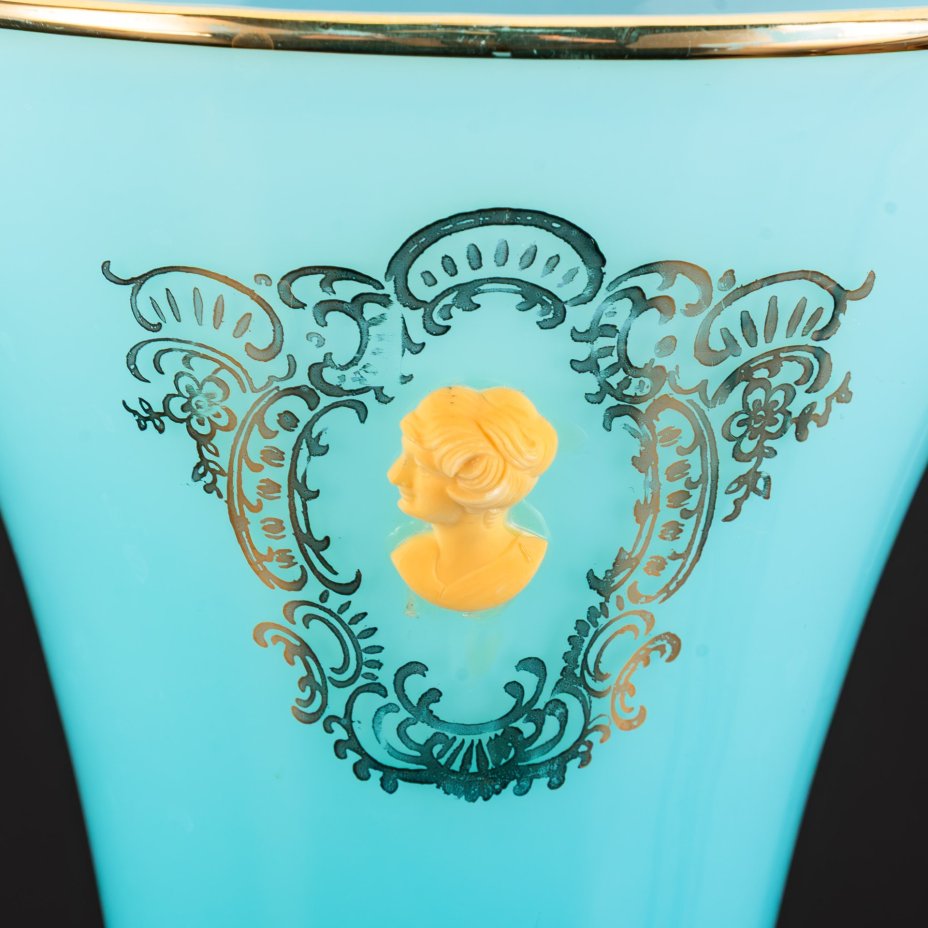 Ваза голубого оттенка с рельефным изображением женского профиля в картушах и золотистым декором