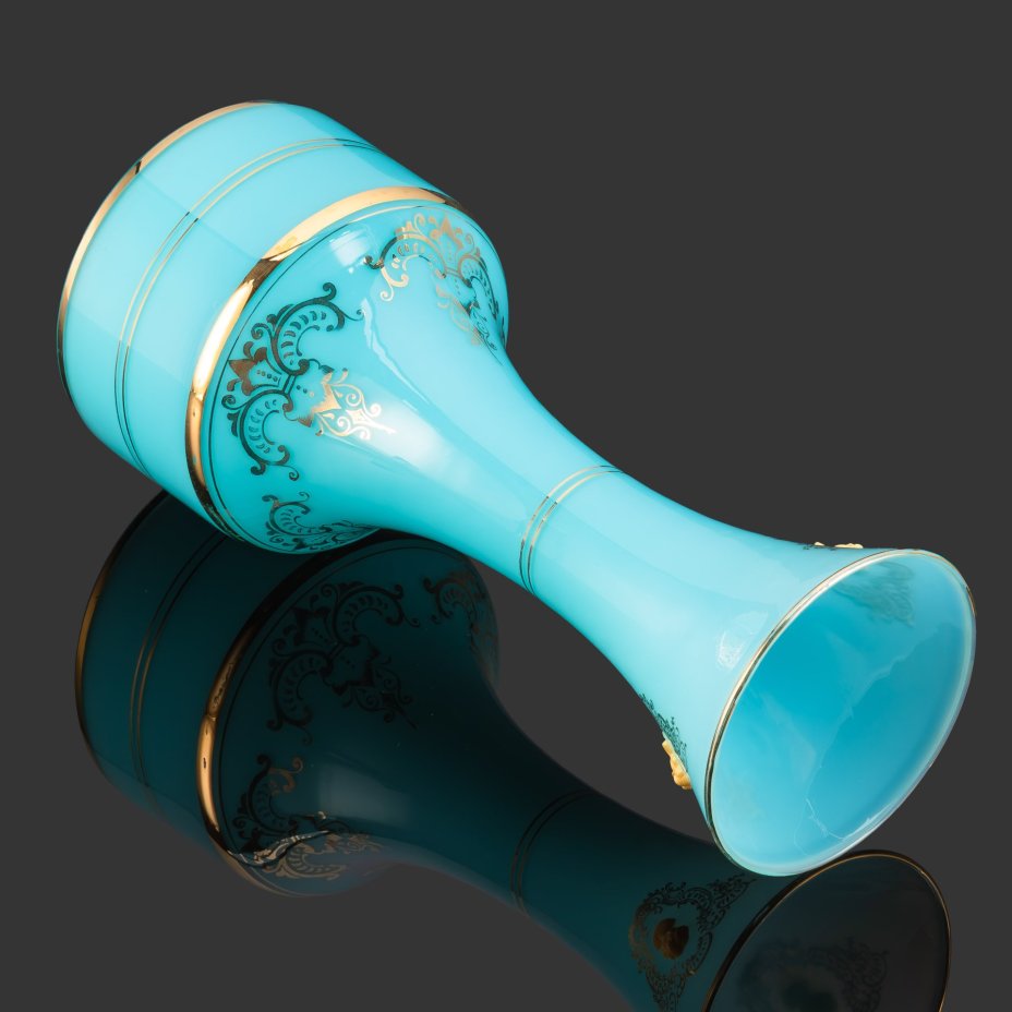 Ваза голубого оттенка с рельефным изображением женского профиля в картушах и золотистым декором