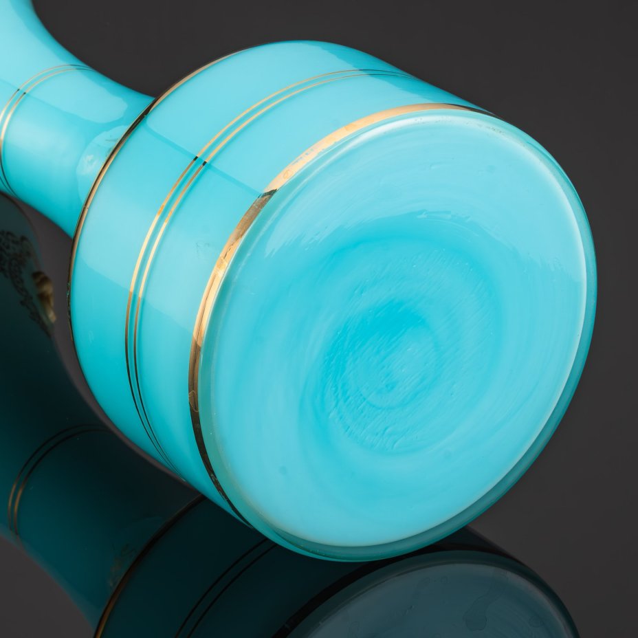 Ваза голубого оттенка с рельефным изображением женского профиля в картушах и золотистым декором