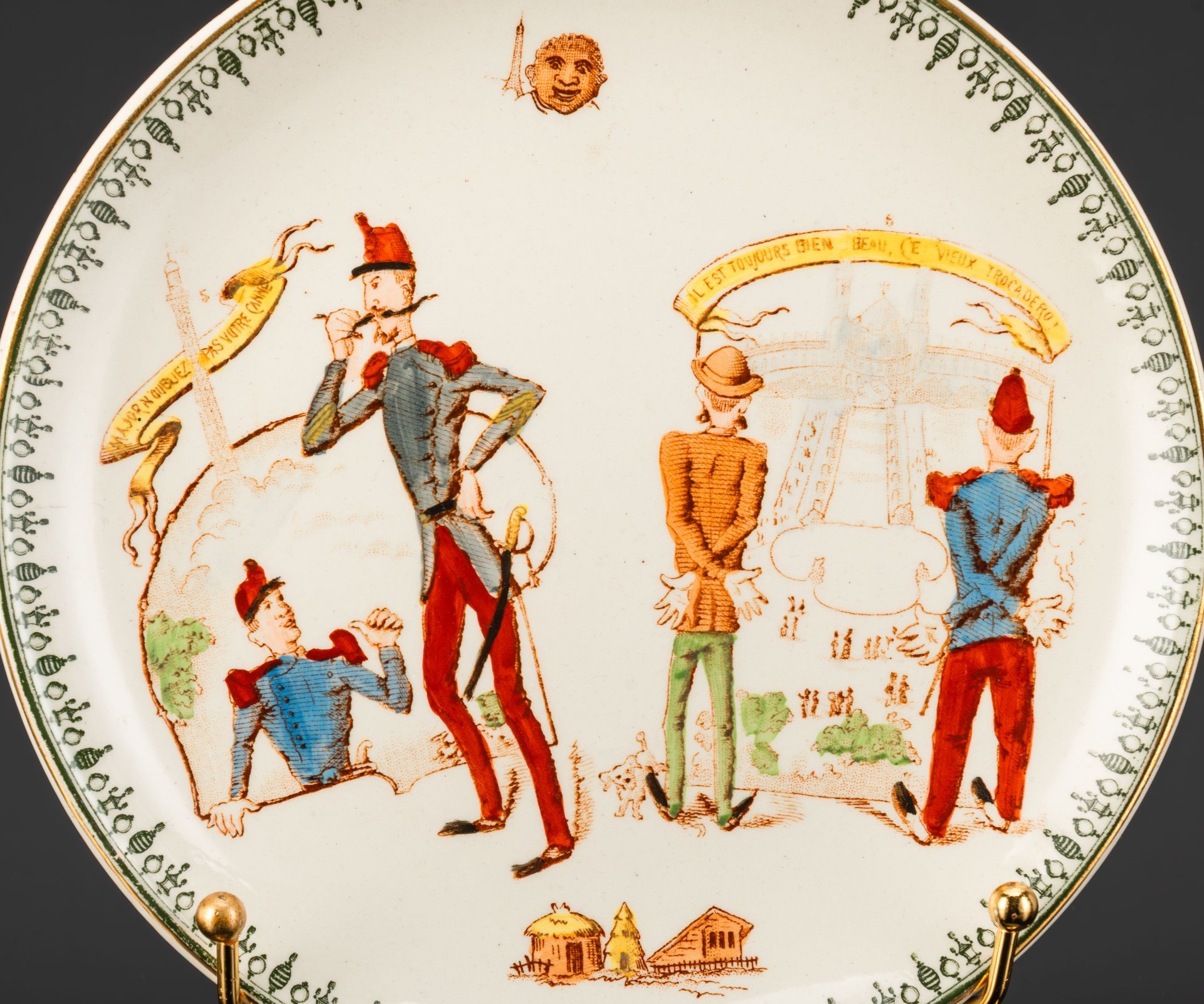 Тарелка с юмористическим изображением на тему застройки Парижа "Трость - Эйфелева башня" и "Площадь Трокадеро", фаянс, деколь, подрисовка, золочение, Hippolyte Boulenger & Cie (H.B. & Cie Choisy-le-Roi), Франция, 1880-1890 гг.