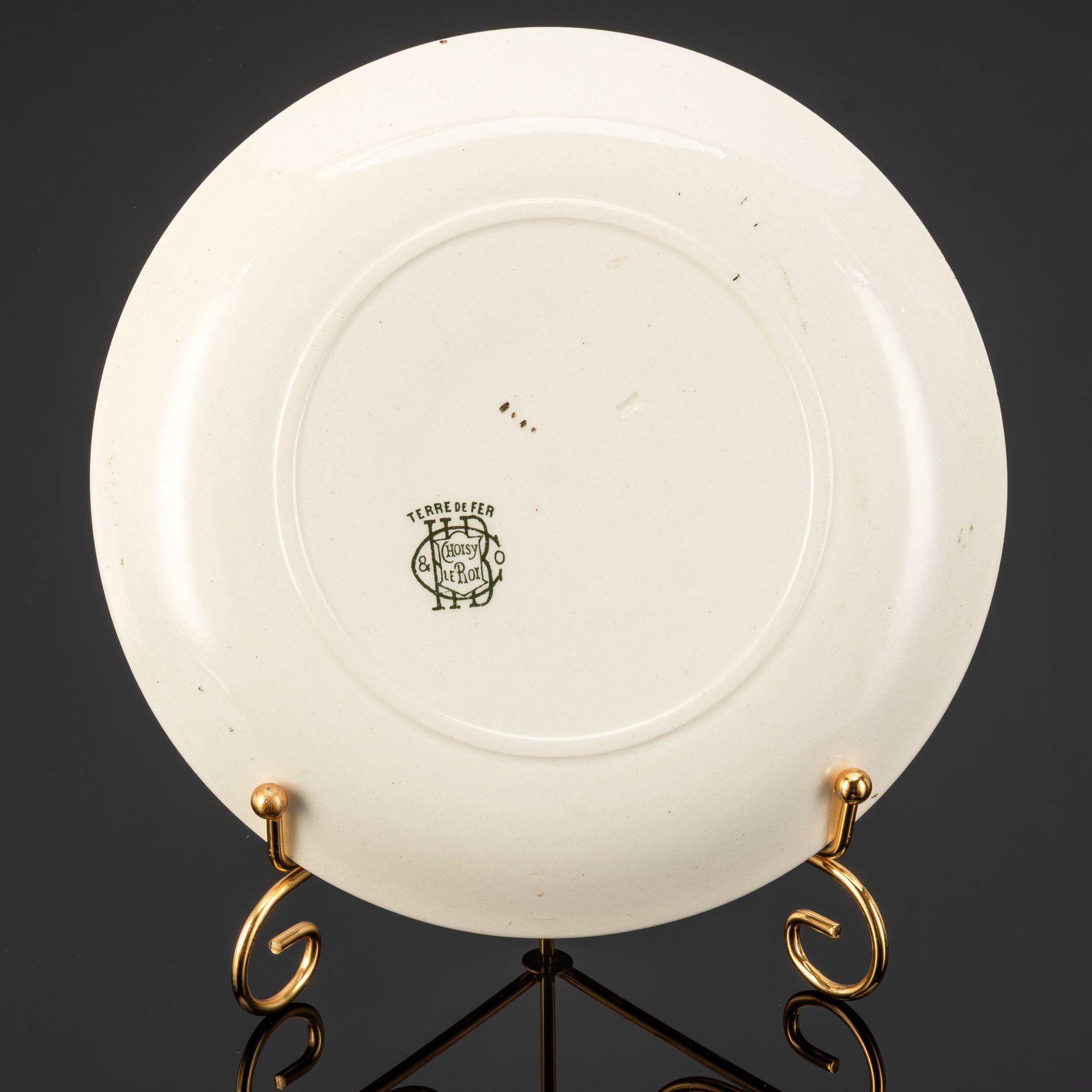 Тарелка с юмористическим изображением на тему застройки Парижа "Трость - Эйфелева башня" и "Площадь Трокадеро", фаянс, деколь, подрисовка, золочение, Hippolyte Boulenger & Cie (H.B. & Cie Choisy-le-Roi), Франция, 1880-1890 гг.