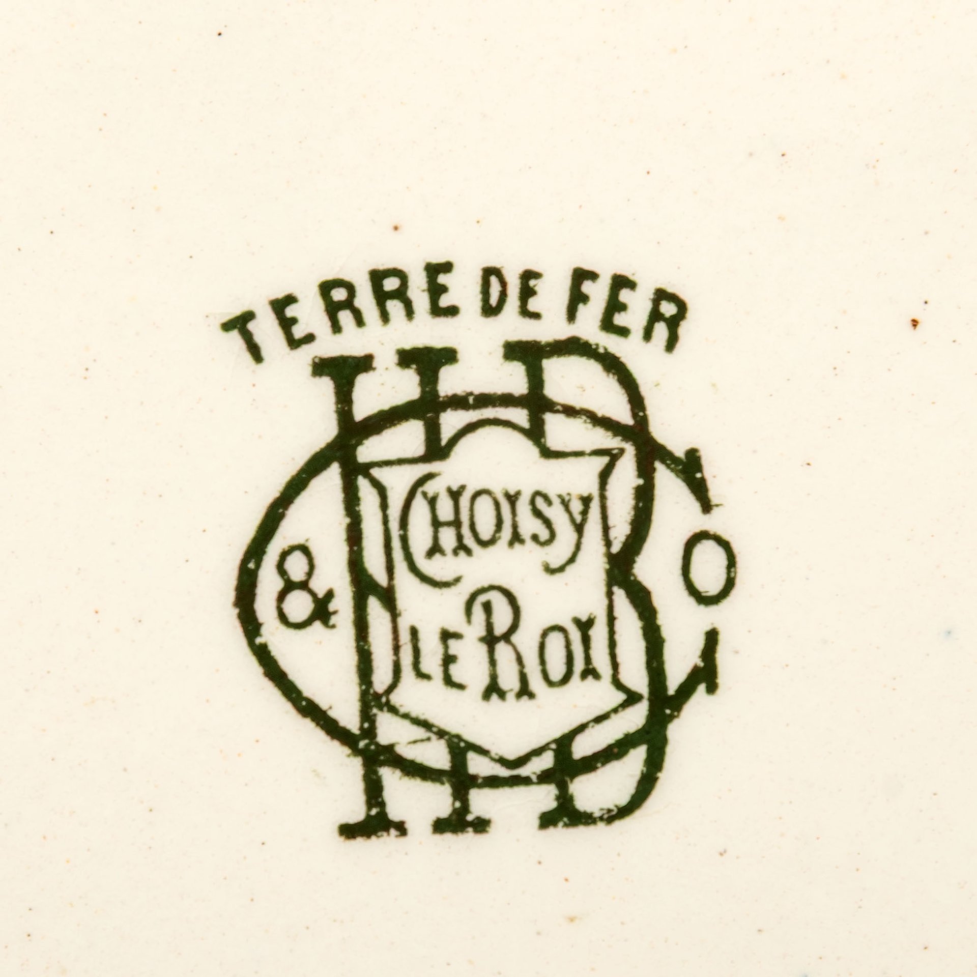 Тарелка с юмористическим изображением на тему застройки Парижа "Трость - Эйфелева башня" и "Площадь Трокадеро", фаянс, деколь, подрисовка, золочение, Hippolyte Boulenger & Cie (H.B. & Cie Choisy-le-Roi), Франция, 1880-1890 гг.