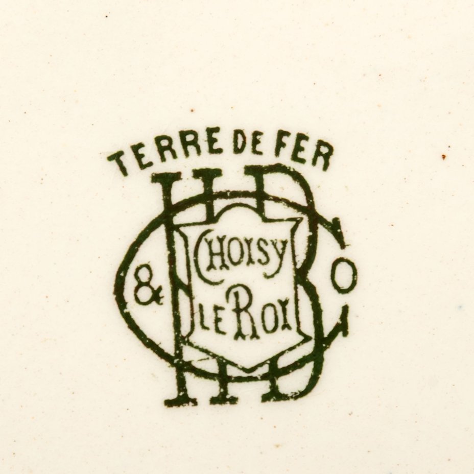 Тарелка с юмористическим изображением на тему застройки Парижа "Трость - Эйфелева башня" и "Площадь Трокадеро", фаянс, деколь, подрисовка, золочение, Hippolyte Boulenger & Cie (H.B. & Cie Choisy-le-Roi), Франция, 1880-1890 гг.