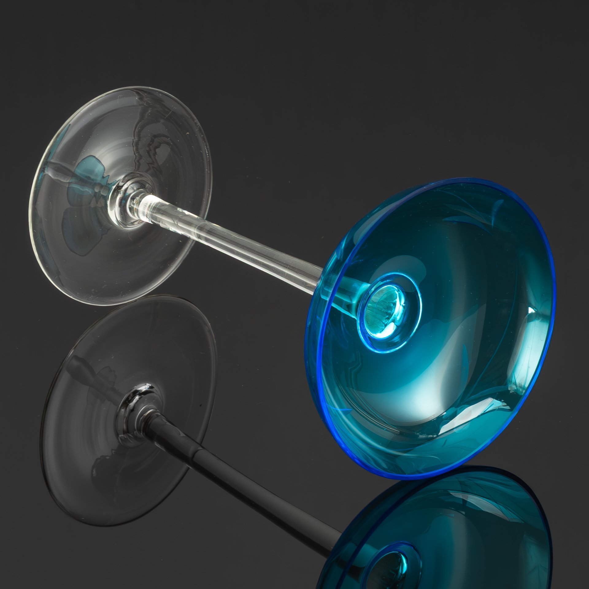 Ваза на тонкой ножке с чашей купоросного оттенка с растительным декором, стекло, выдувание, резьба, Российская империя, 1900-1917 гг.