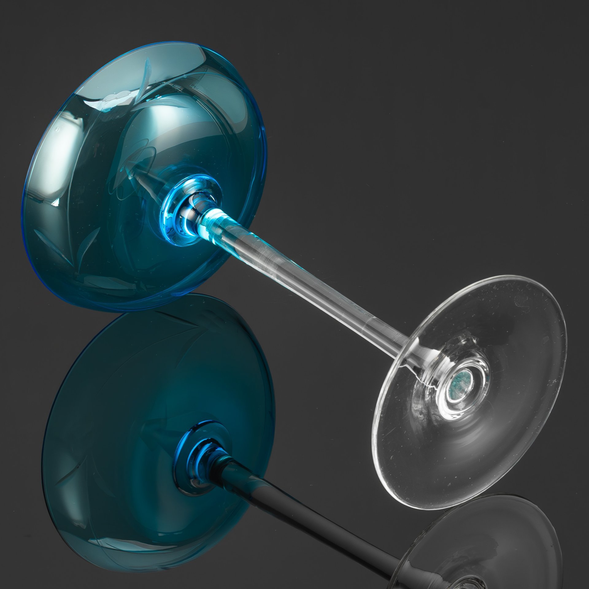 Ваза на тонкой ножке с чашей купоросного оттенка с растительным декором, стекло, выдувание, резьба, Российская империя, 1900-1917 гг.