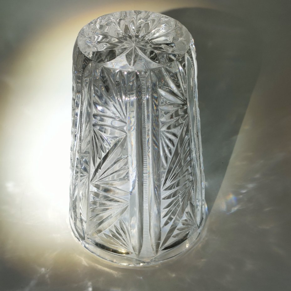 Небольшая ваза для цветов с рельефным растительным декором