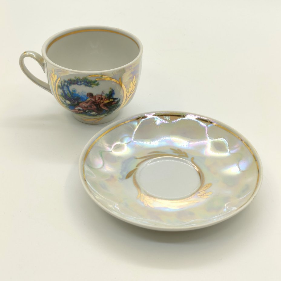 Пара кофейная, украшенная пасторальной сценой, фарфор, деколь, золочение, люстр, Дулевский фарфоровый завод (Дулёво), Россия, 2000-2020 гг.