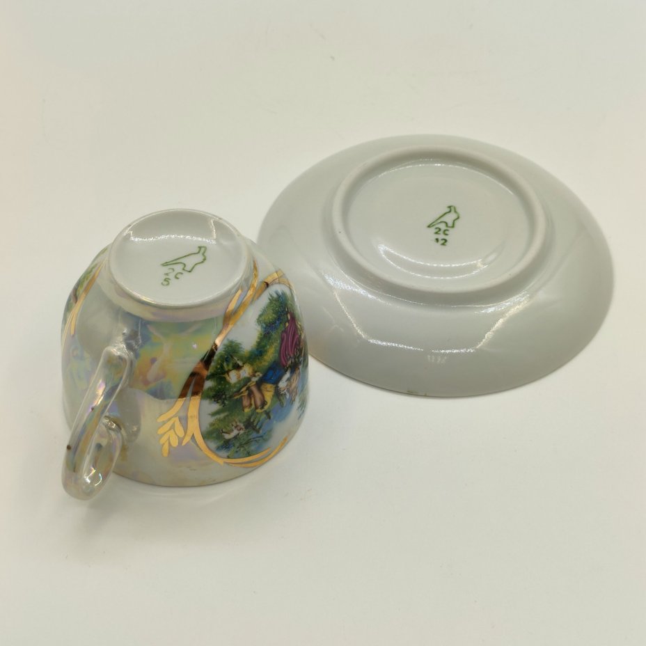 Пара кофейная, украшенная пасторальной сценой, фарфор, деколь, золочение, люстр, Дулевский фарфоровый завод (Дулёво), Россия, 2000-2020 гг.