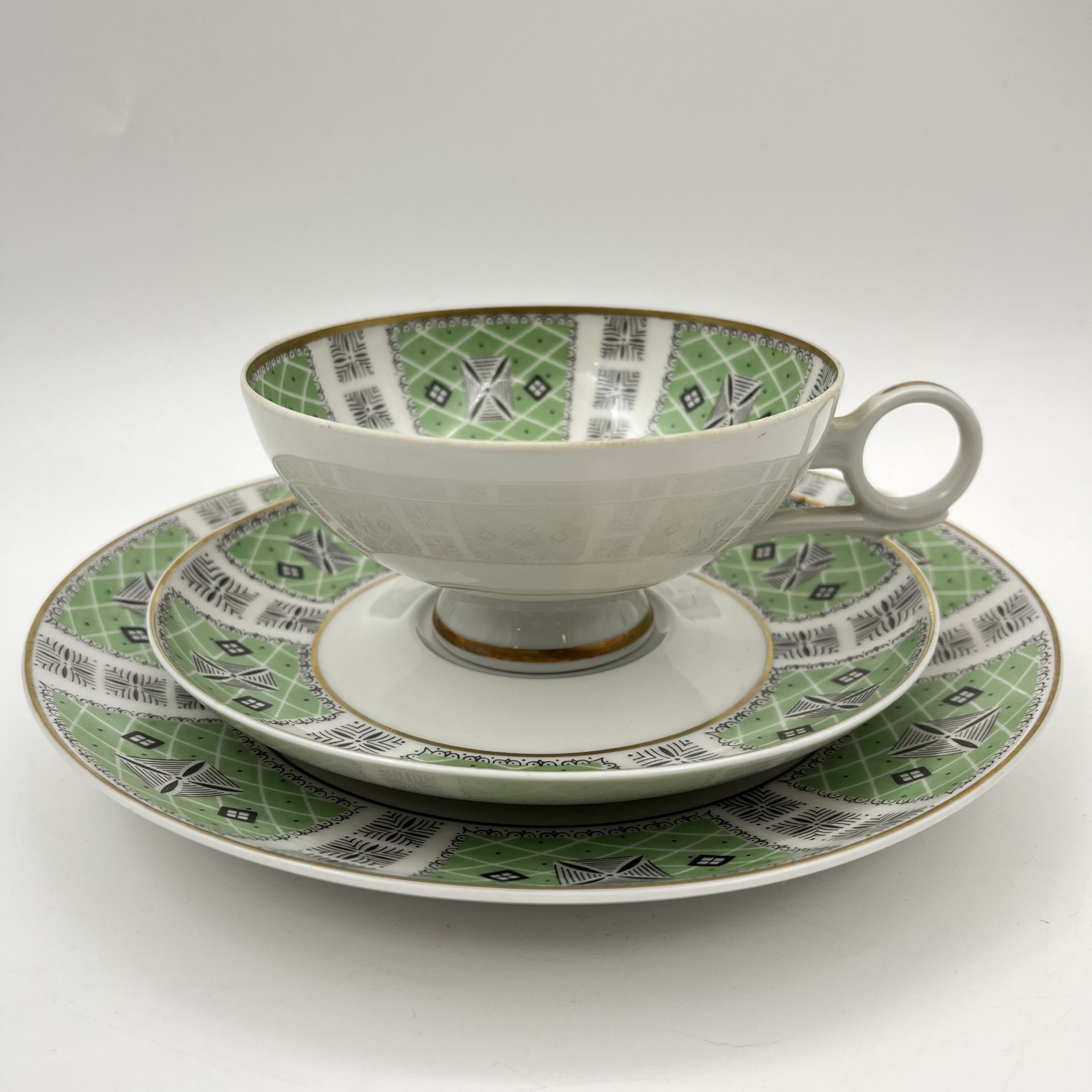 Трио чайное с геометрическим декором на светло-зеленом фоне, фарфор, крытье, деколь, золочение, Wallendorf, Германия, 1963-1990 гг.