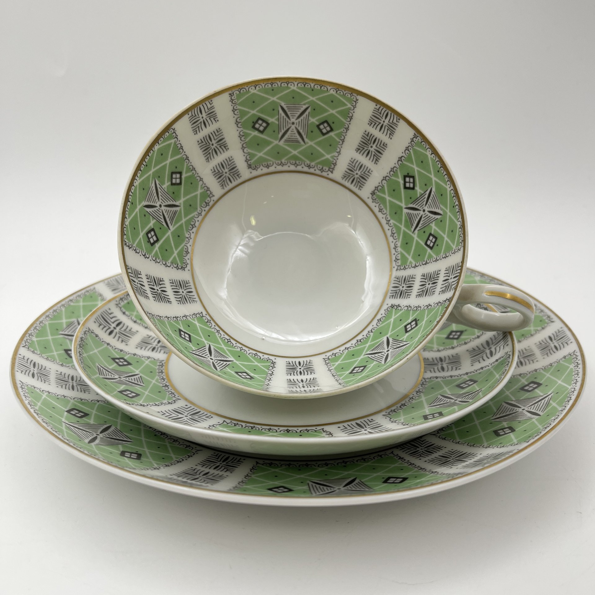 Трио чайное с геометрическим декором на светло-зеленом фоне, фарфор, крытье, деколь, золочение, Wallendorf, Германия, 1963-1990 гг.