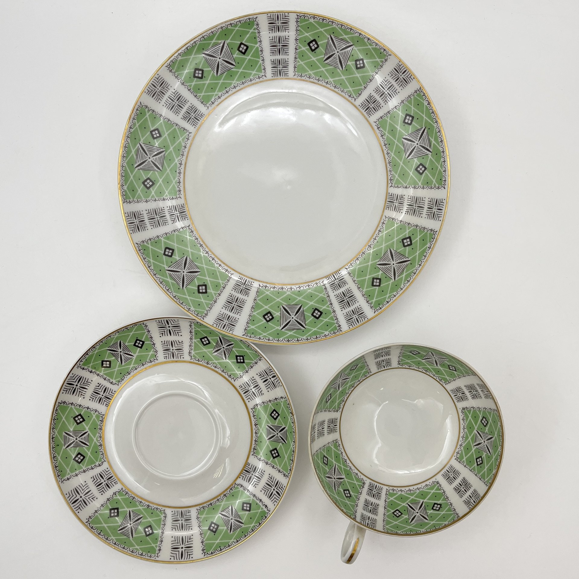 Трио чайное с геометрическим декором на светло-зеленом фоне, фарфор, крытье, деколь, золочение, Wallendorf, Германия, 1963-1990 гг.