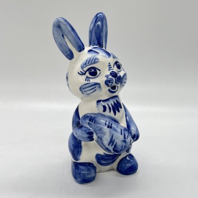 Статуэтка "Зайчик с морковкой", Гжель, фарфор, роспись, Россия, 1991-2010 гг.