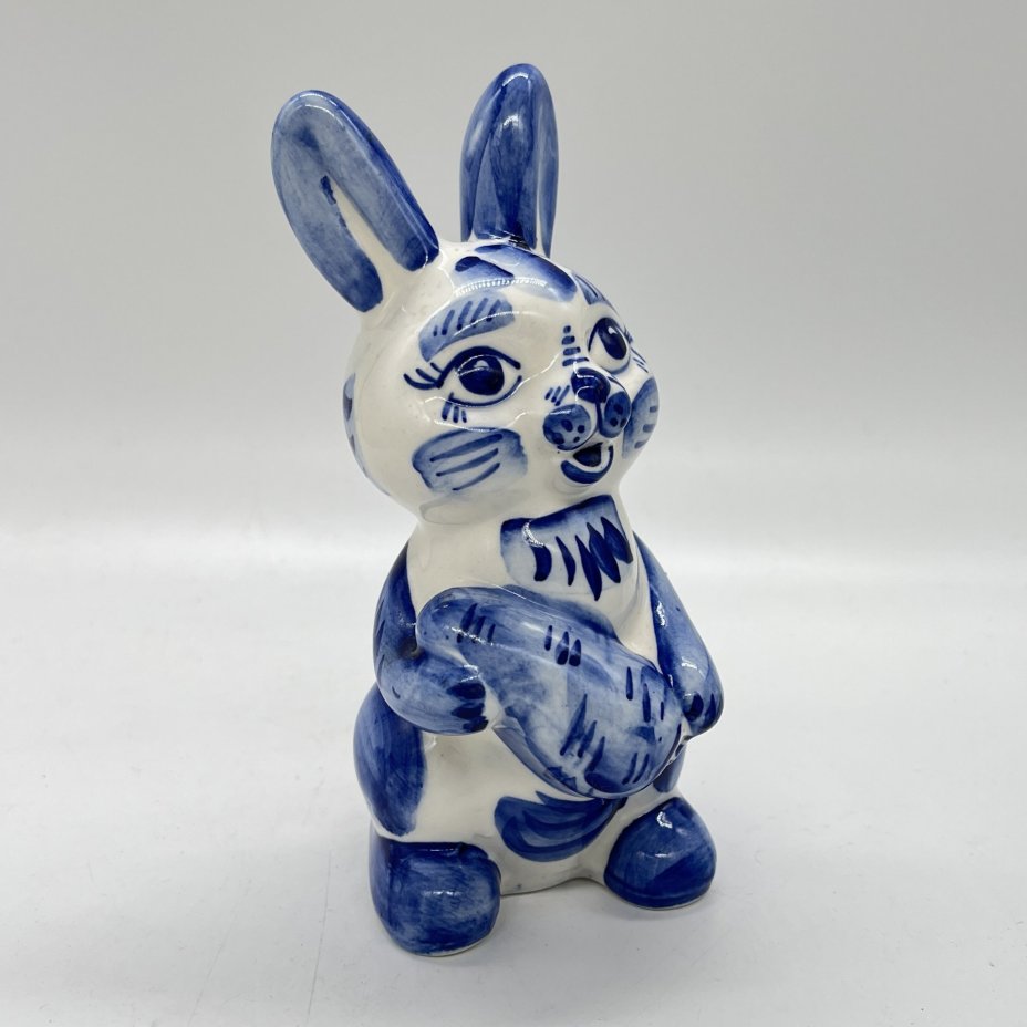 Статуэтка "Зайчик с морковкой", Гжель, фарфор, роспись, Россия, 1991-2010 гг.