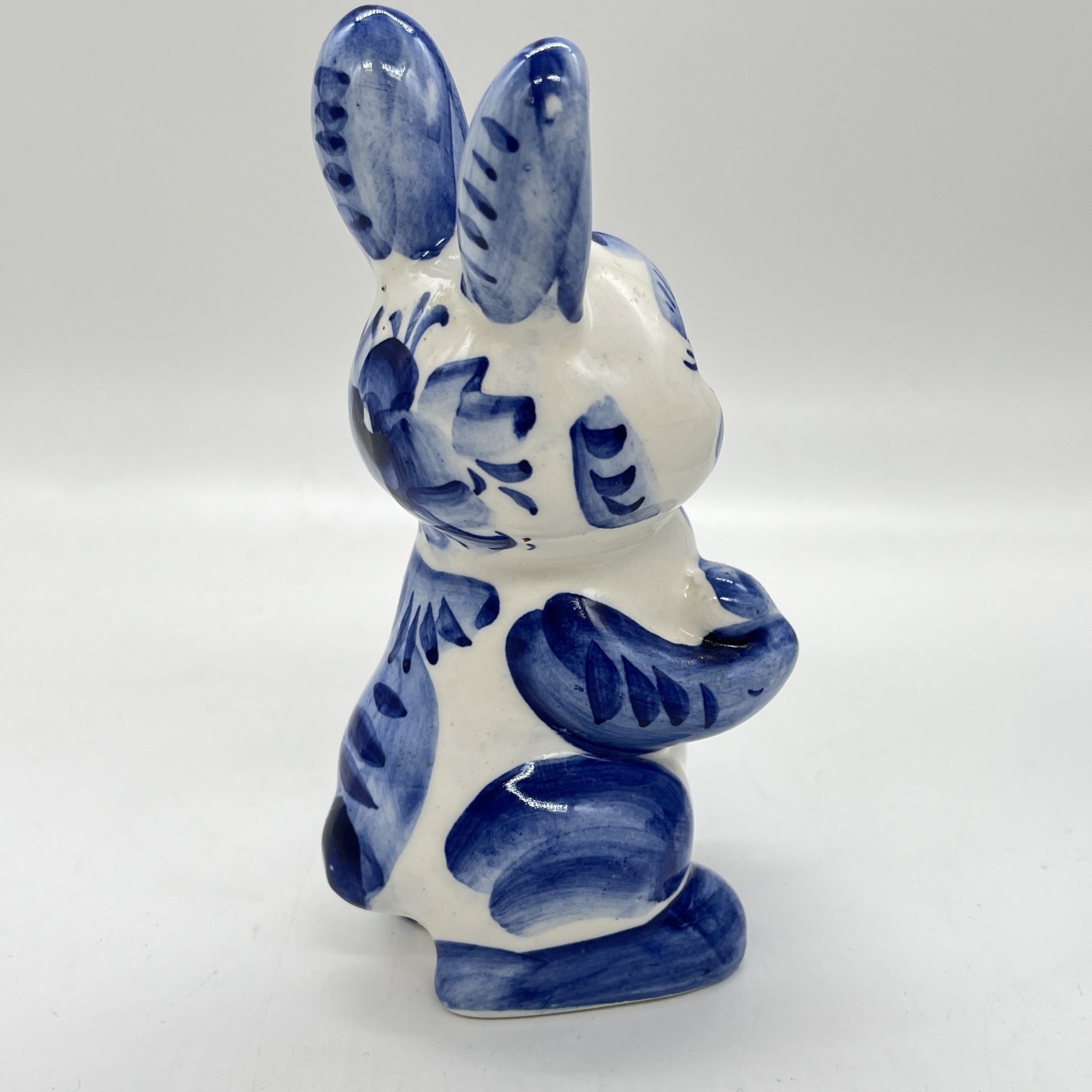 Статуэтка "Зайчик с морковкой", Гжель, фарфор, роспись, Россия, 1991-2010 гг.