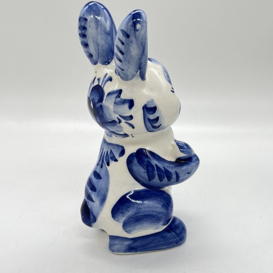 Статуэтка "Зайчик с морковкой", Гжель