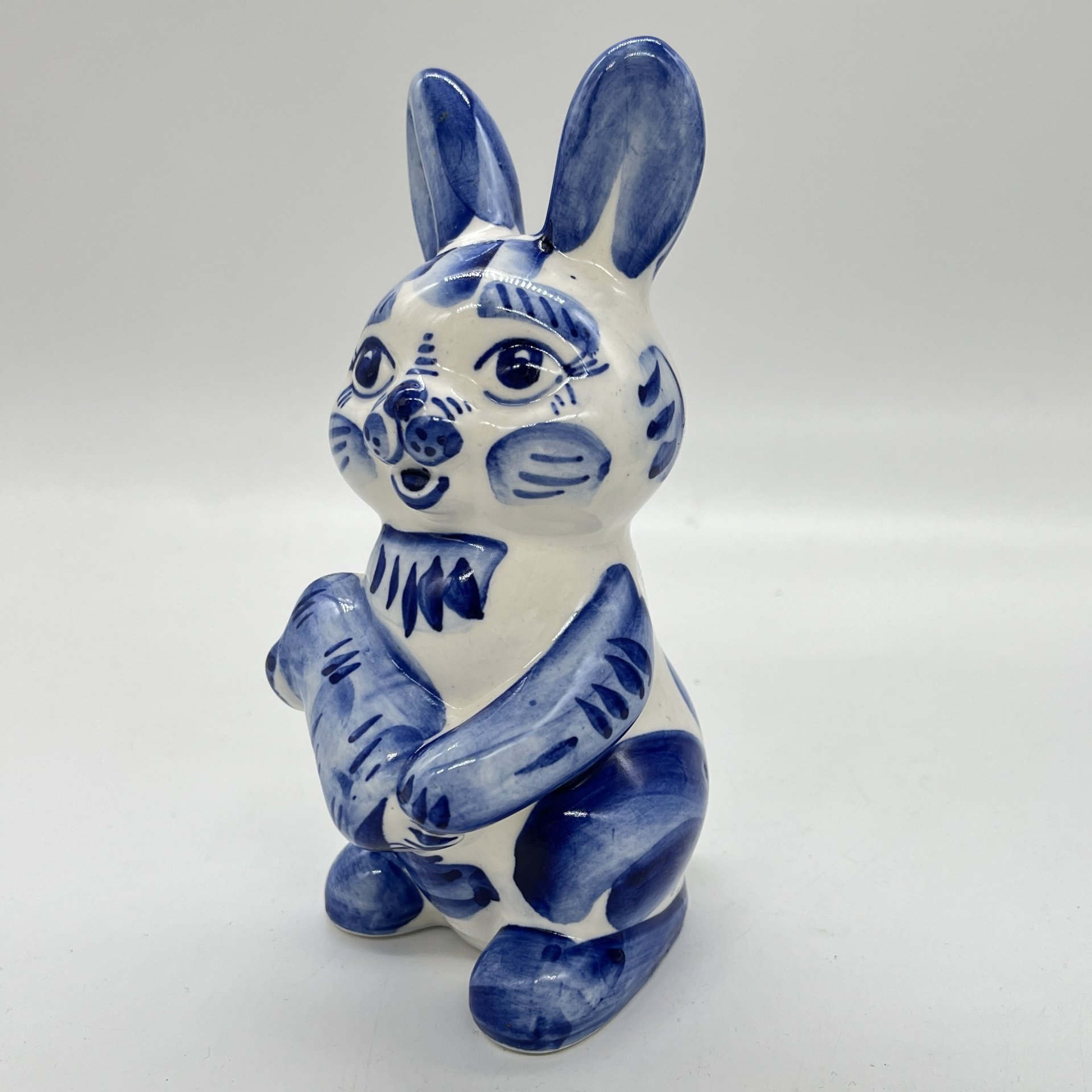 Статуэтка "Зайчик с морковкой", Гжель, фарфор, роспись, Россия, 1991-2010 гг.