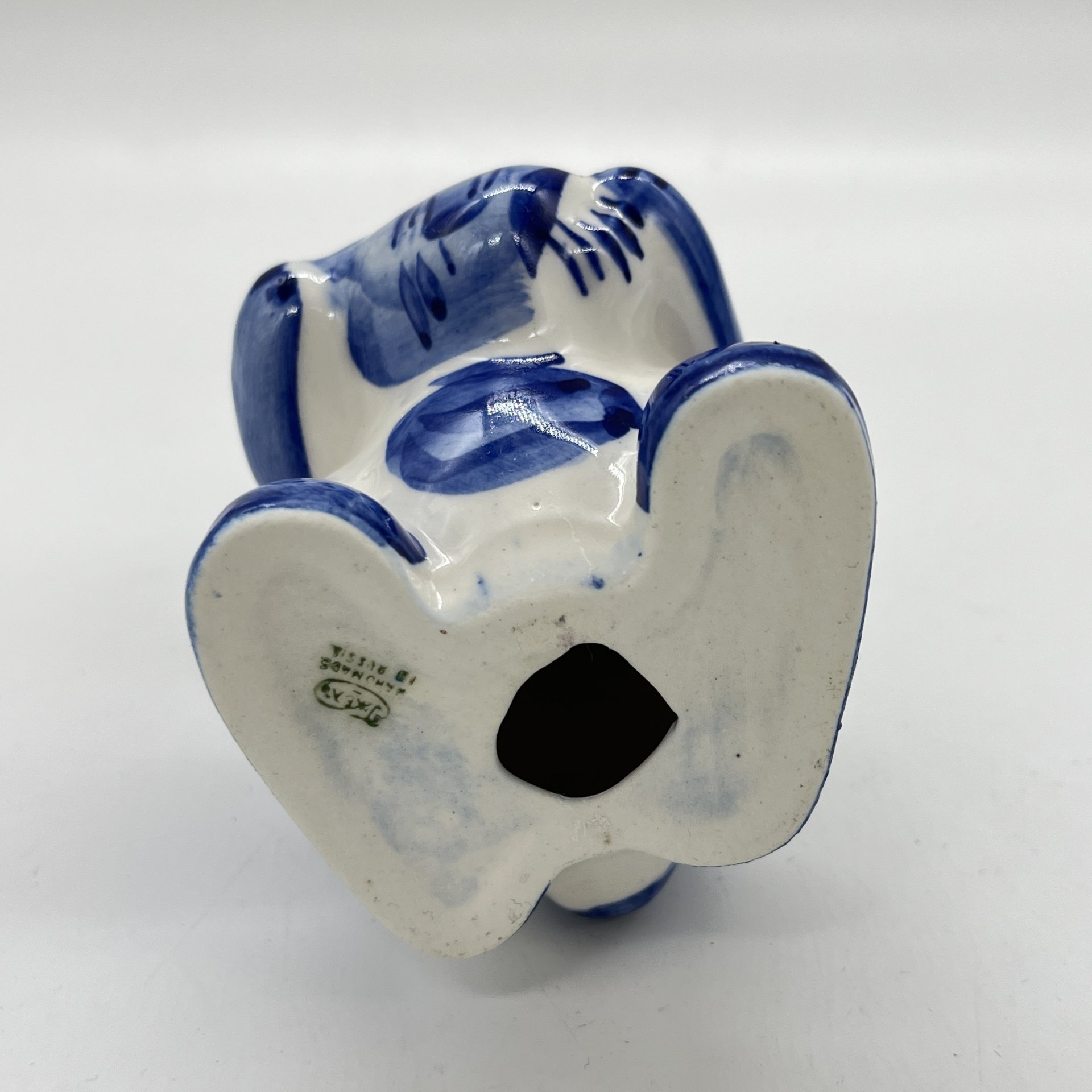 Статуэтка "Зайчик с морковкой", Гжель, фарфор, роспись, Россия, 1991-2010 гг.