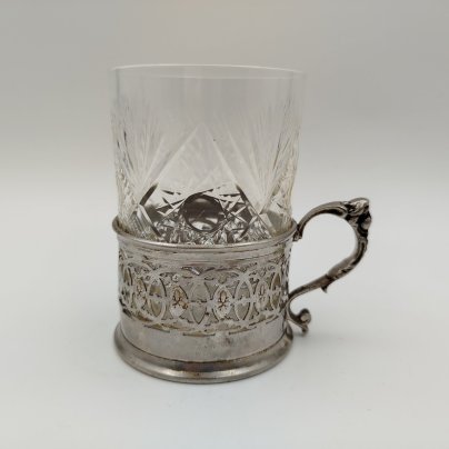 Подстаканник украшенный растительным декором, Gebr.Arndt Metallwarenfabrik, металл, стекло, латунь