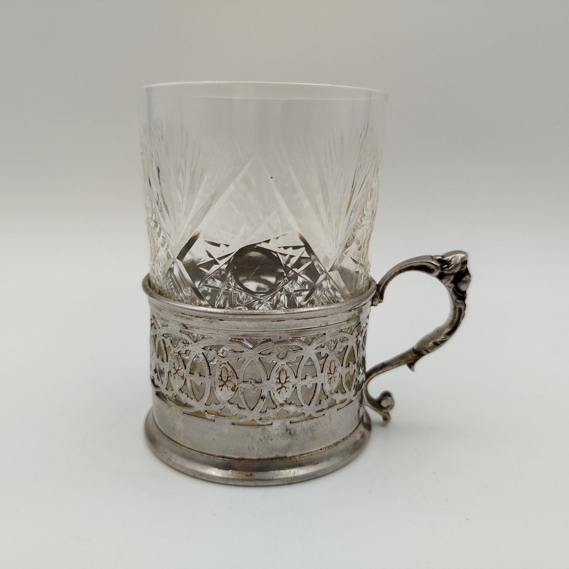 Подстаканник украшенный растительным декором, Gebr.Arndt Metallwarenfabrik, металл, стекло, латунь