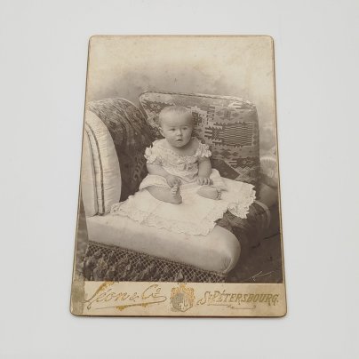 Фотография с изображением ребенка, фотоателье "Леон и Ко", г. Санкт-Петербург, бумага, фотопечать, картон, Российская империя, 1900-1917 гг.