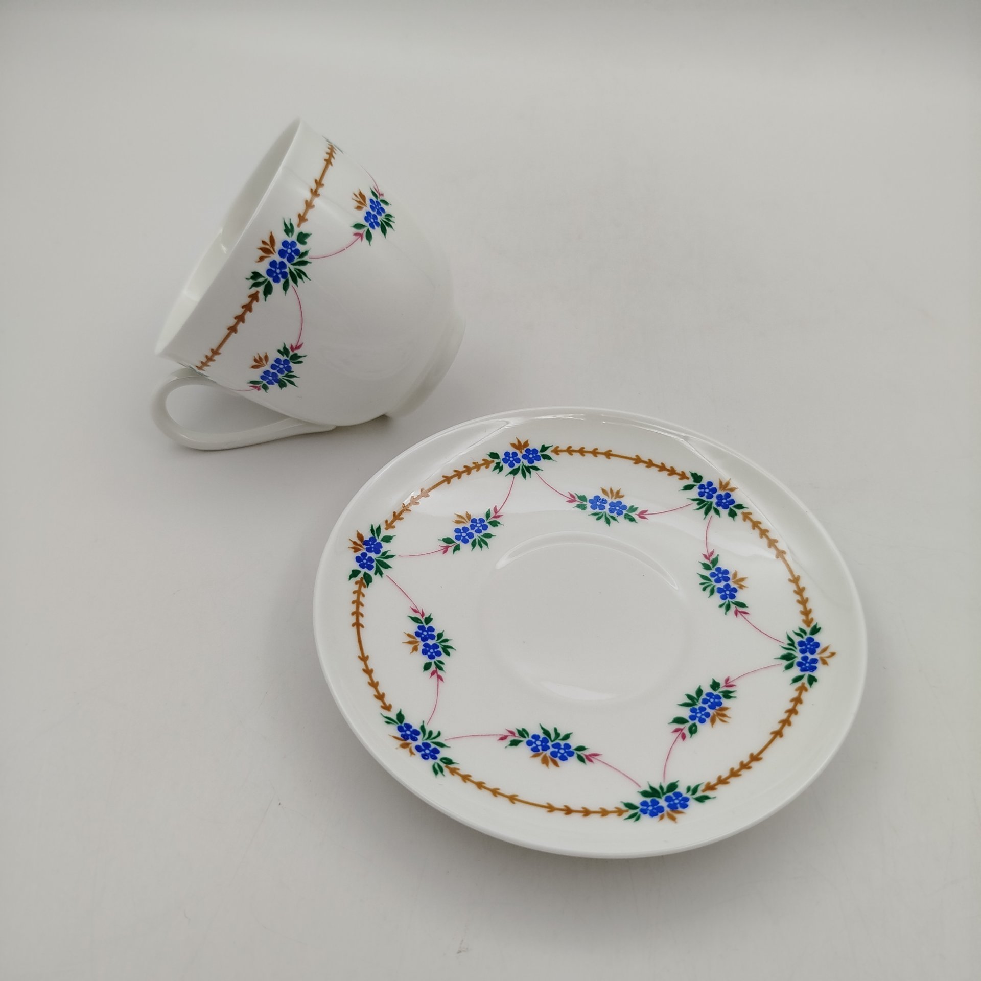 Пара кофейная с нежным цветочным декором (форма "Ландыш"), фарфор, деколь, Ленинградский фарфоровый завод (ЛФЗ), Россия, 1990-2000 гг., Ленинградский фарфоровый завод (ЛФЗ)