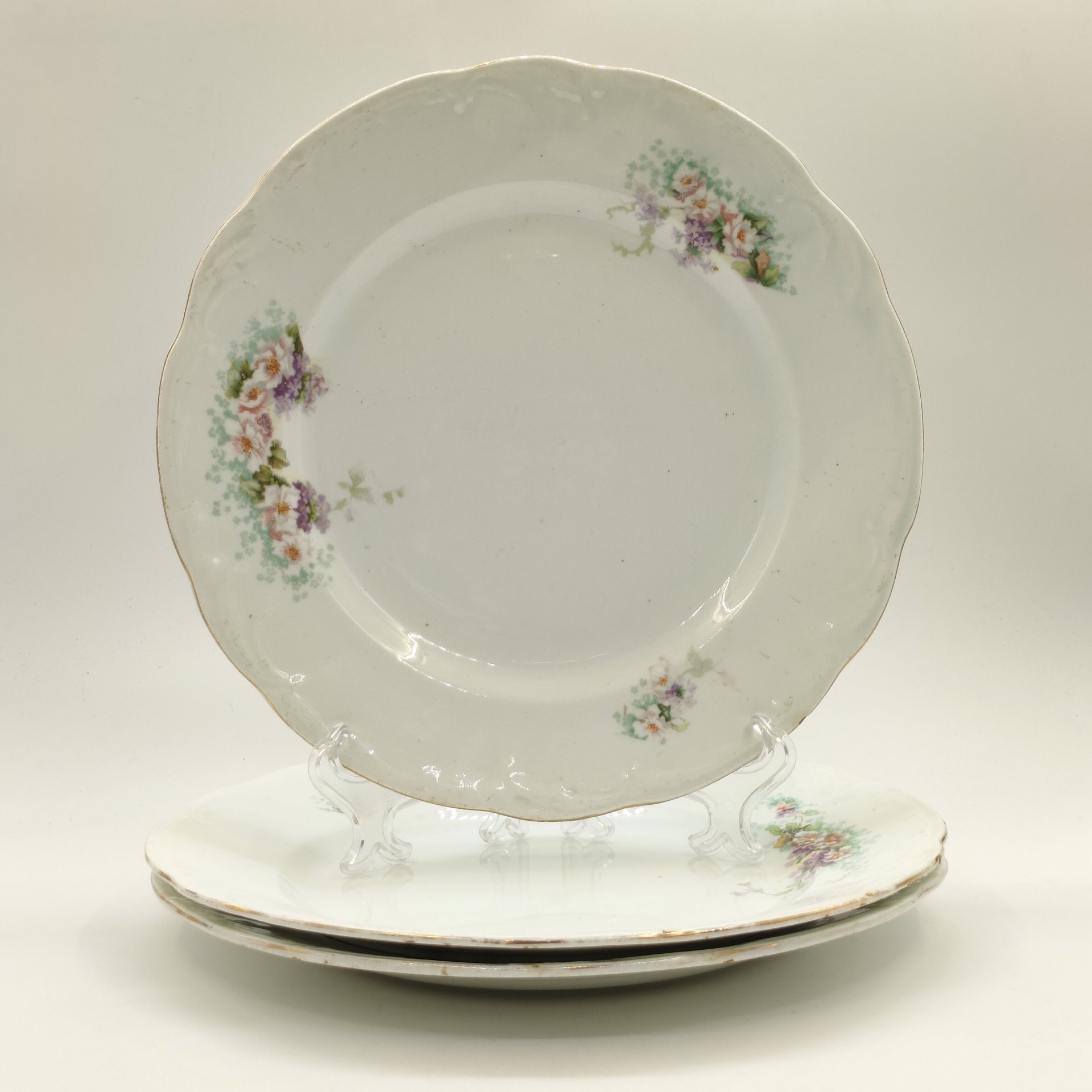 Набор из 3-х обеденных тарелок с цветочным декором, фаянс, деколь, золочение, Всеукртрест (Будянский фаянсовый завод «Серп и Молот»), СССР, 1920-1930 гг.