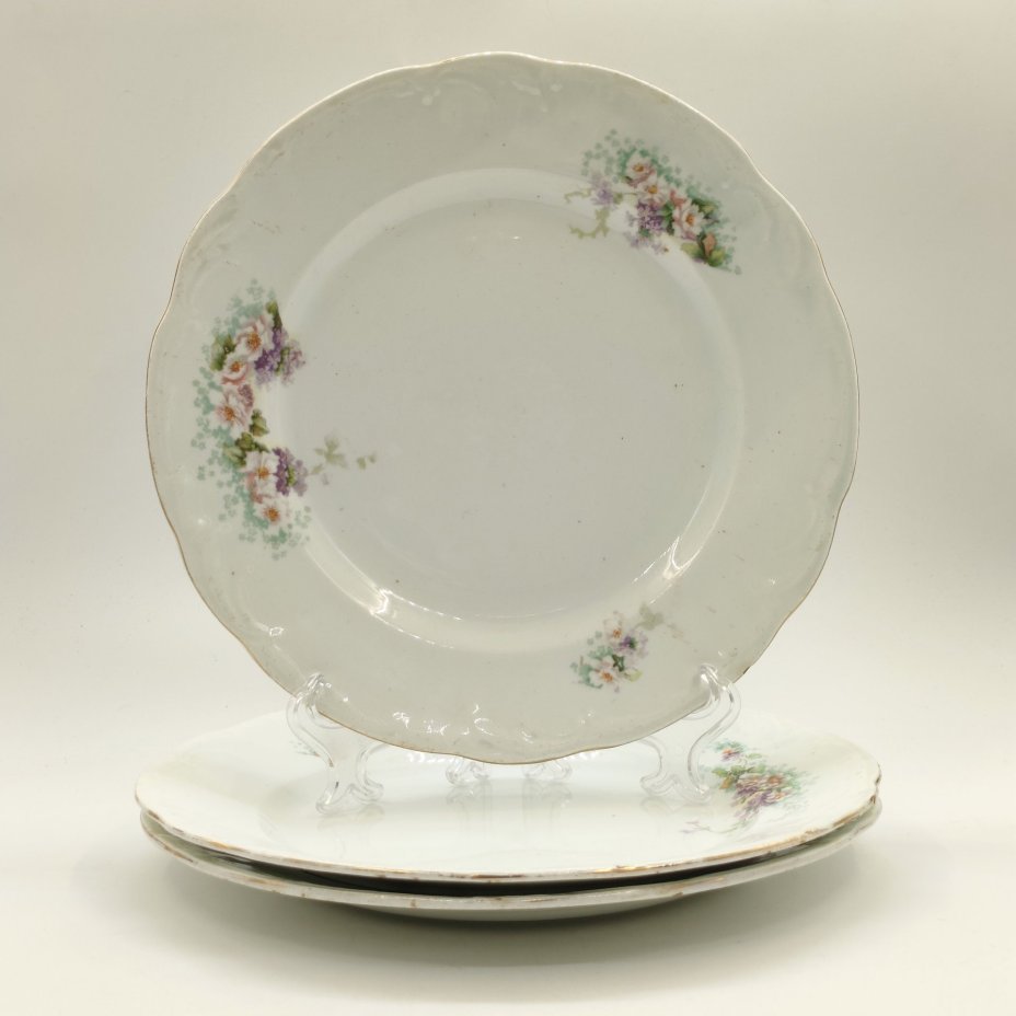 Набор из 3-х обеденных тарелок с цветочным декором, фаянс, деколь, золочение, Всеукртрест (Будянский фаянсовый завод «Серп и Молот»), СССР, 1920-1930 гг.