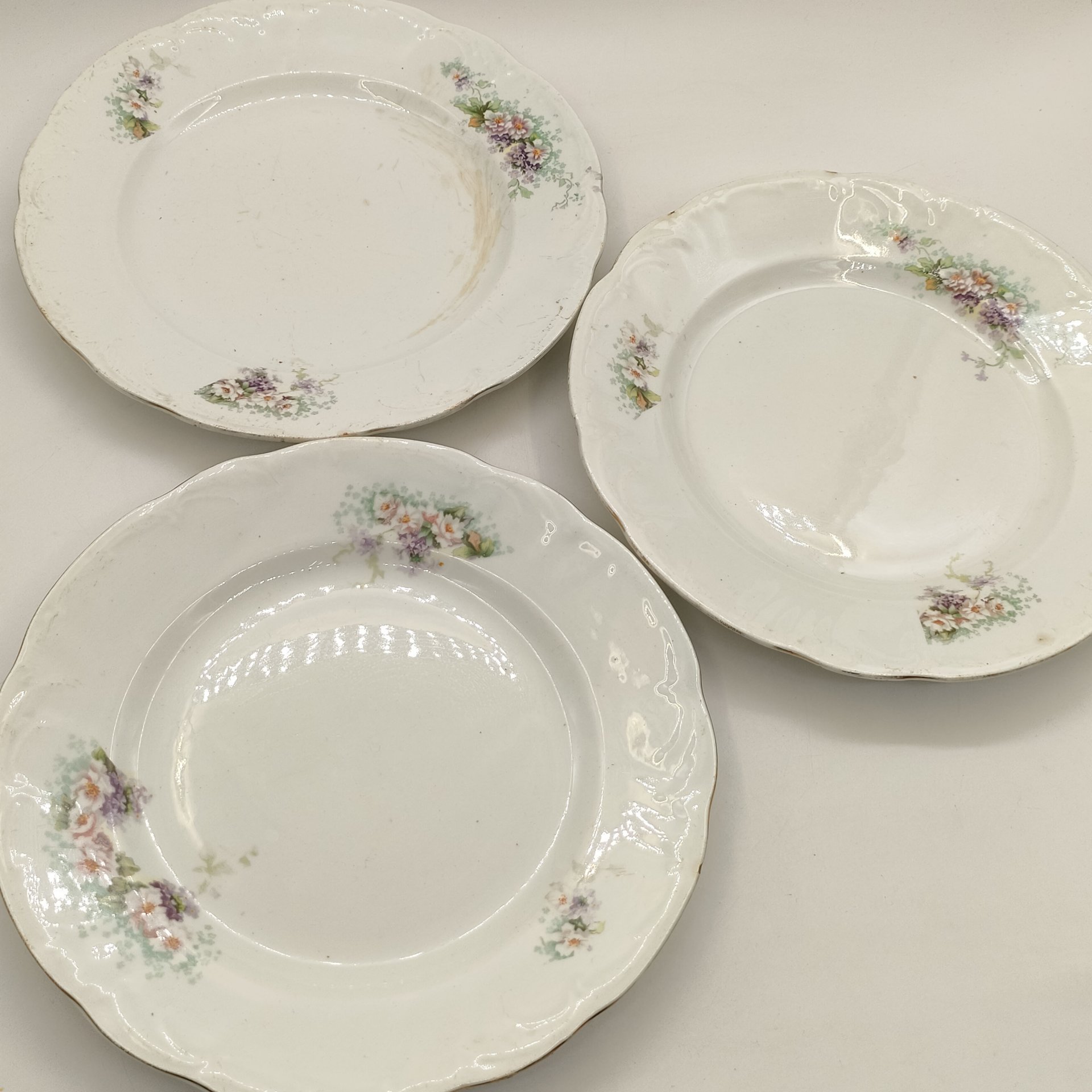 Набор из 3-х обеденных тарелок с цветочным декором, фаянс, деколь, золочение, Всеукртрест (Будянский фаянсовый завод «Серп и Молот»), СССР, 1920-1930 гг.