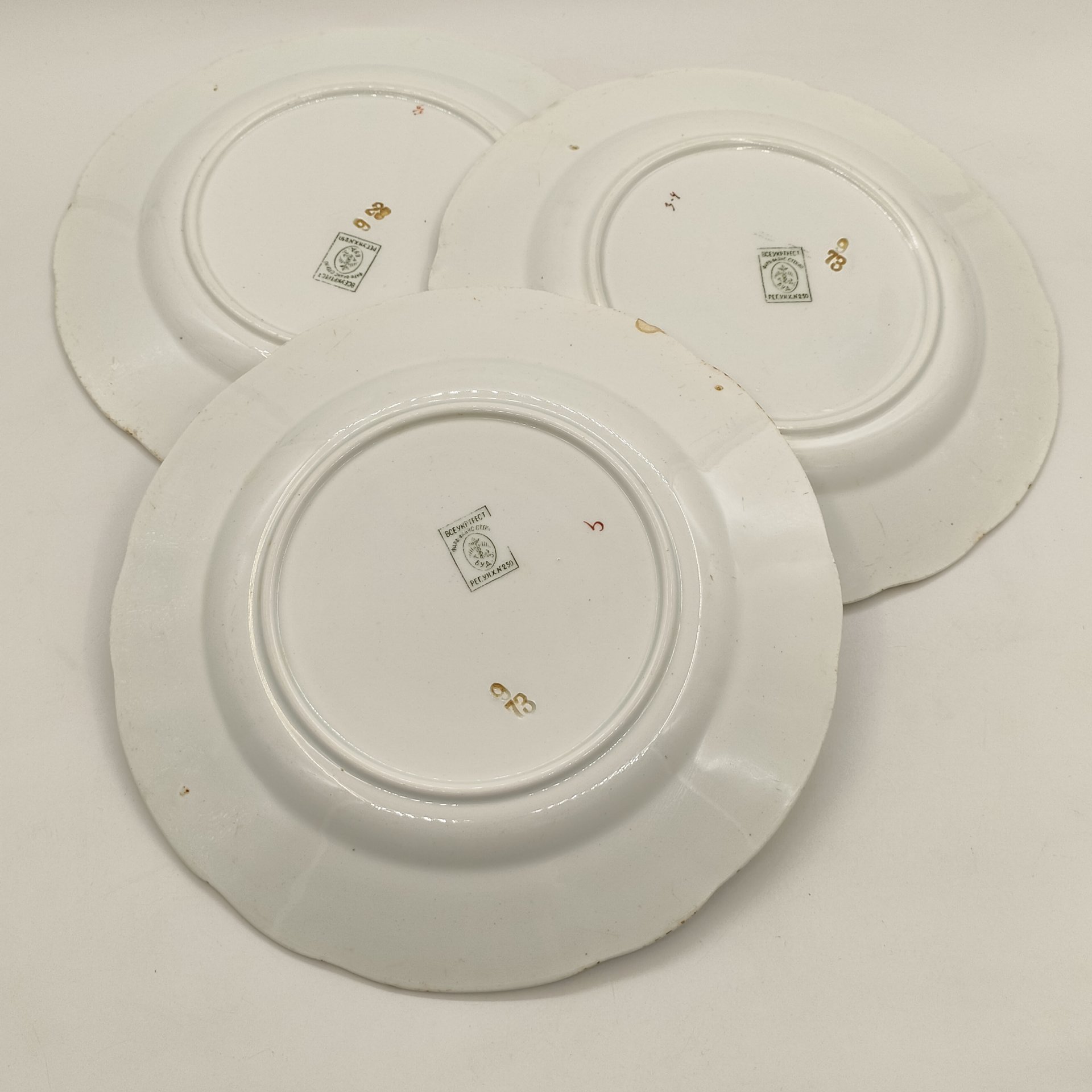 Набор из 3-х обеденных тарелок с цветочным декором, фаянс, деколь, золочение, Всеукртрест (Будянский фаянсовый завод «Серп и Молот»), СССР, 1920-1930 гг.