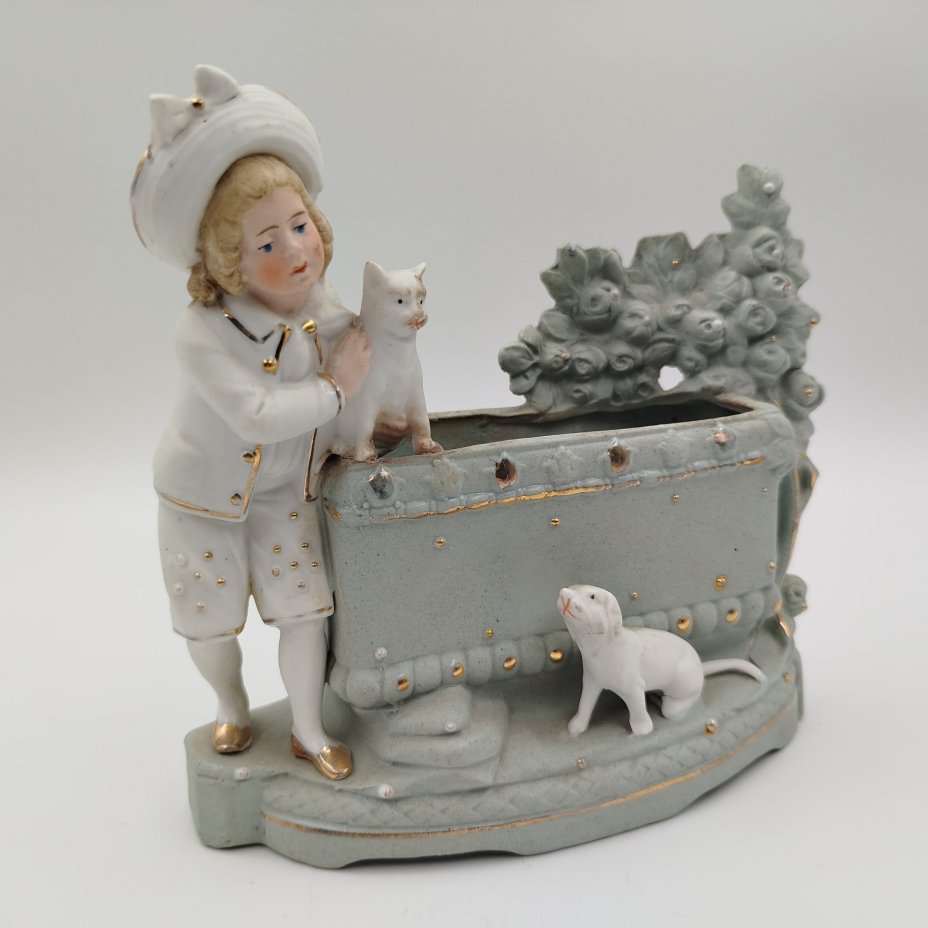 Карандашница, украшенная фигуркой мальчика с кошкой и собакой, фарфор, бисквит, роспись, золочение