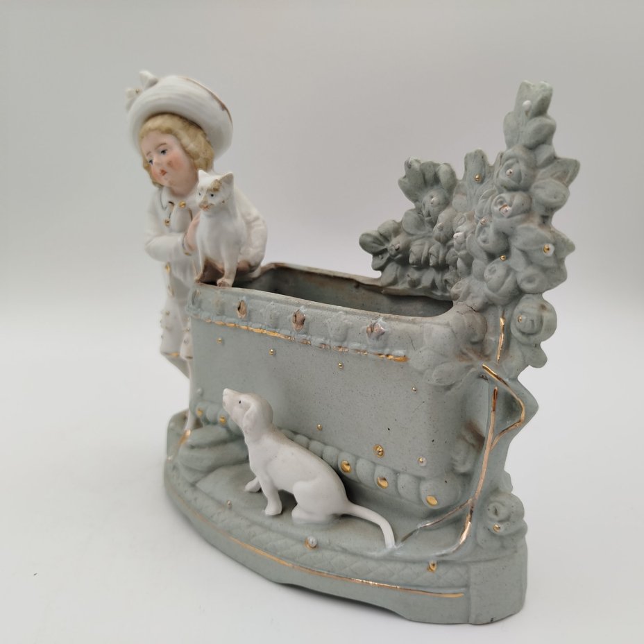 Карандашница, украшенная фигуркой мальчика с кошкой и собакой, фарфор, бисквит, роспись, золочение